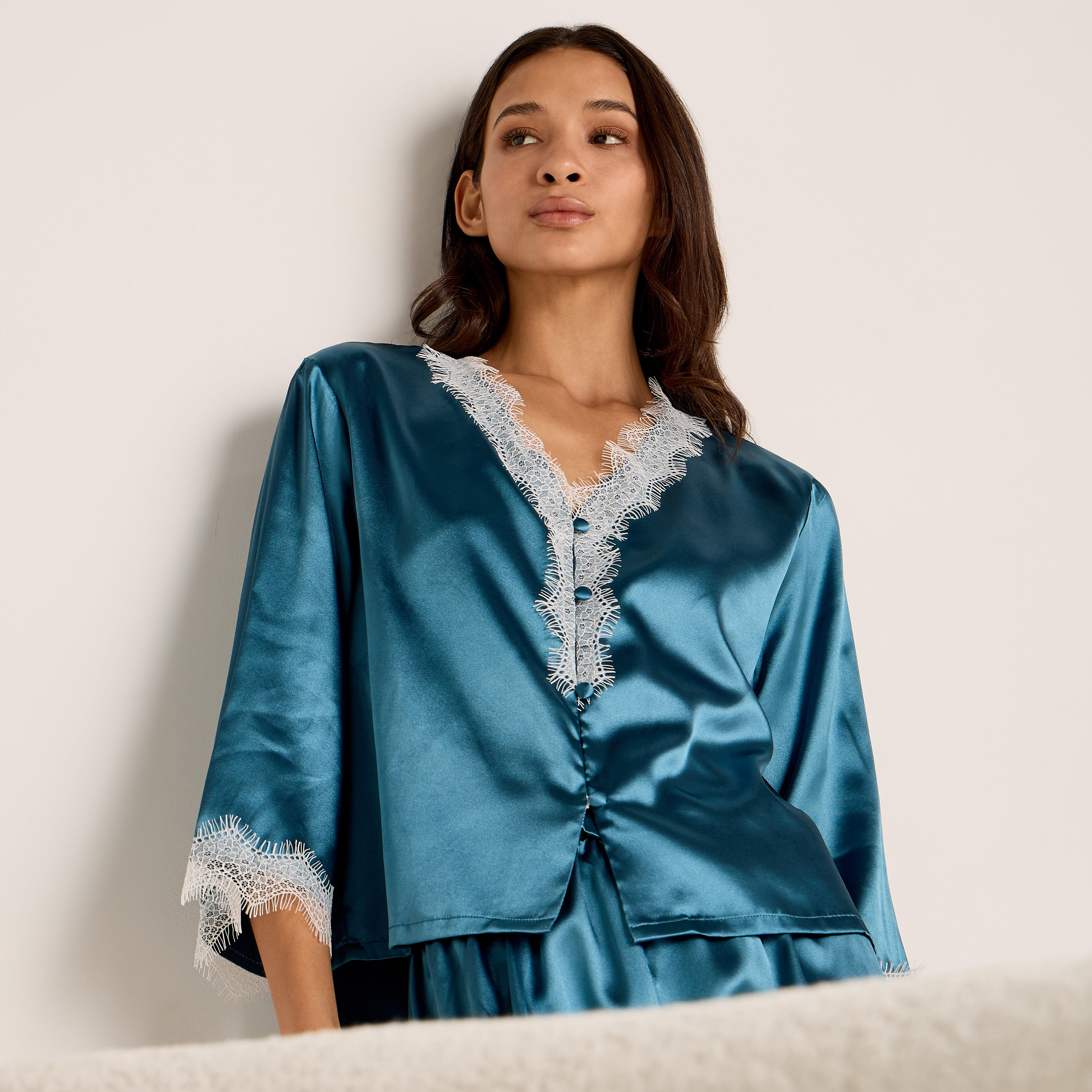 طقم بنطلون بيجاما وقميص بتفاصيل دانتيل-women-clothing-nightwear-pyjamas-longsets-image-4