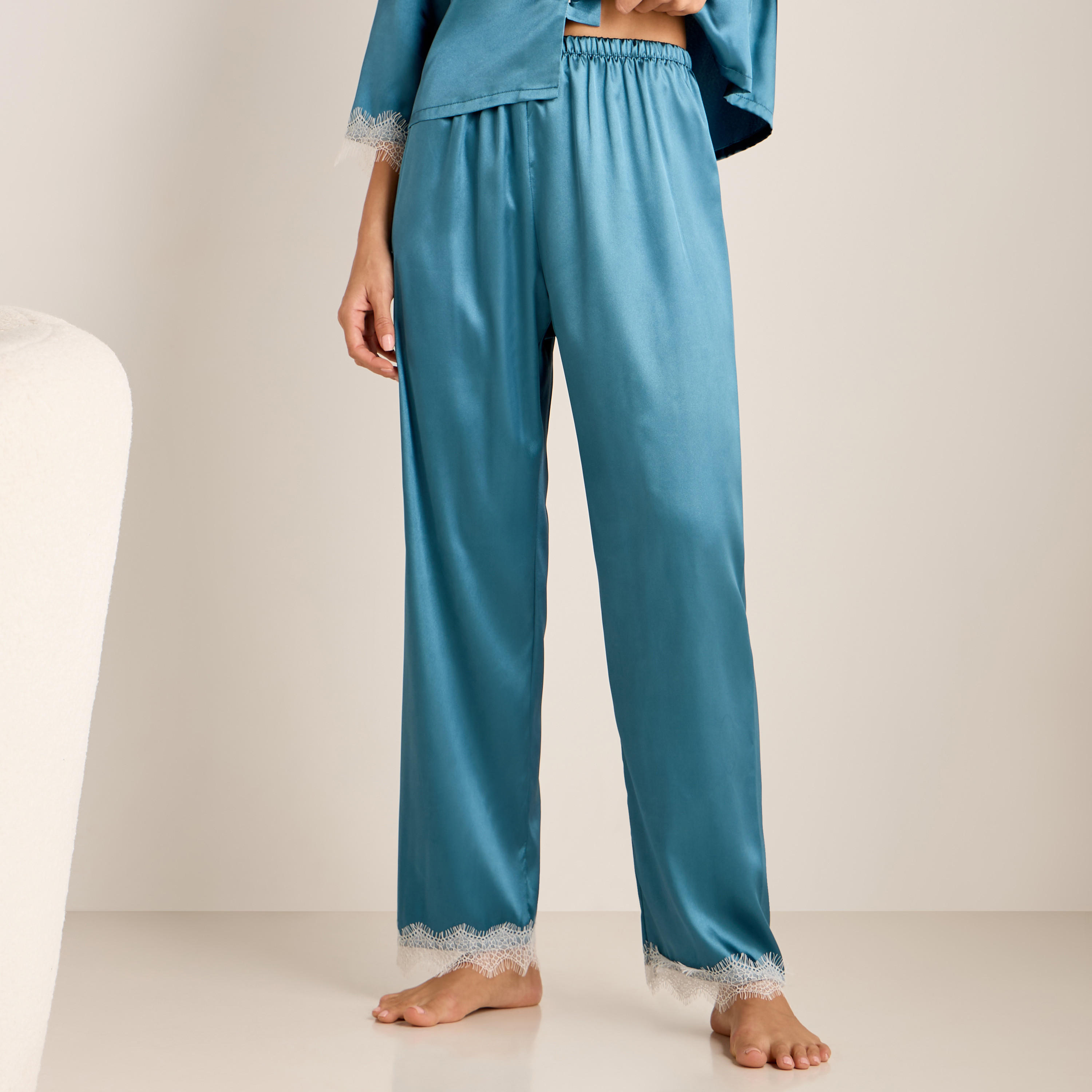 طقم بنطلون بيجاما وقميص بتفاصيل دانتيل-women-clothing-nightwear-pyjamas-longsets-image-3