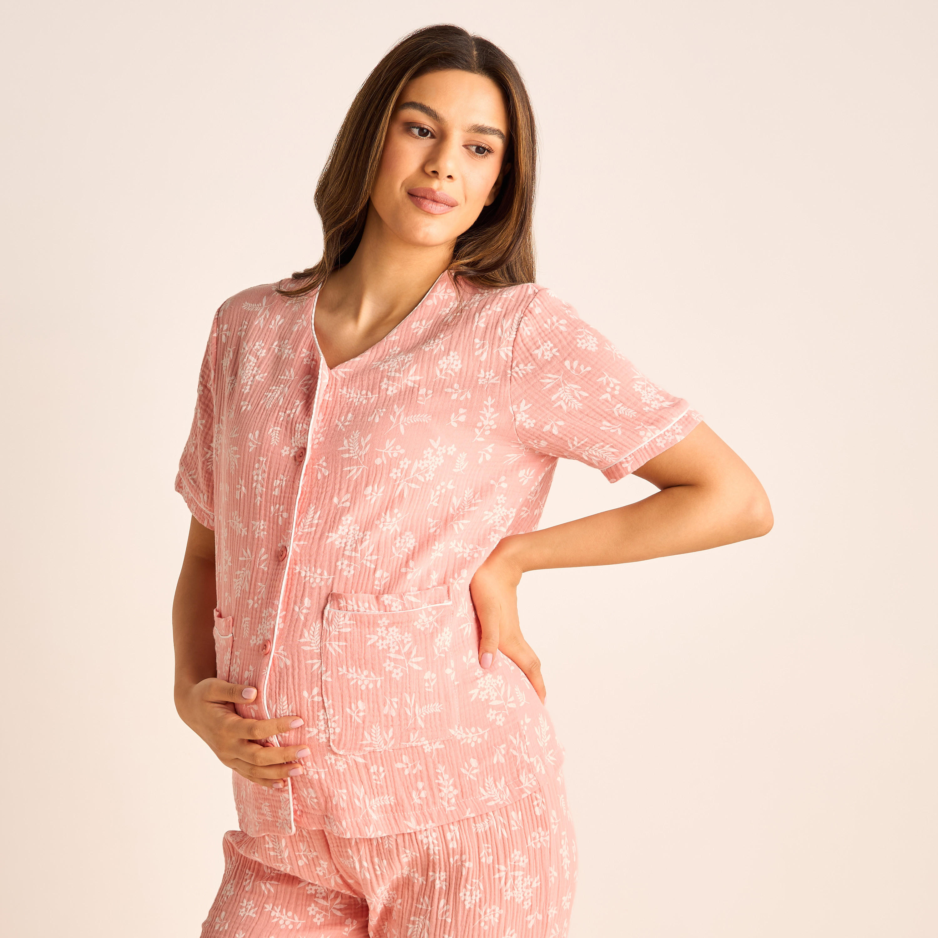 طقم بنطلون بيجاما بخصر مطاطي وقميص للحوامل بطبعات زهرية-women-clothing-nightwear-pyjamas-longsets-image-2