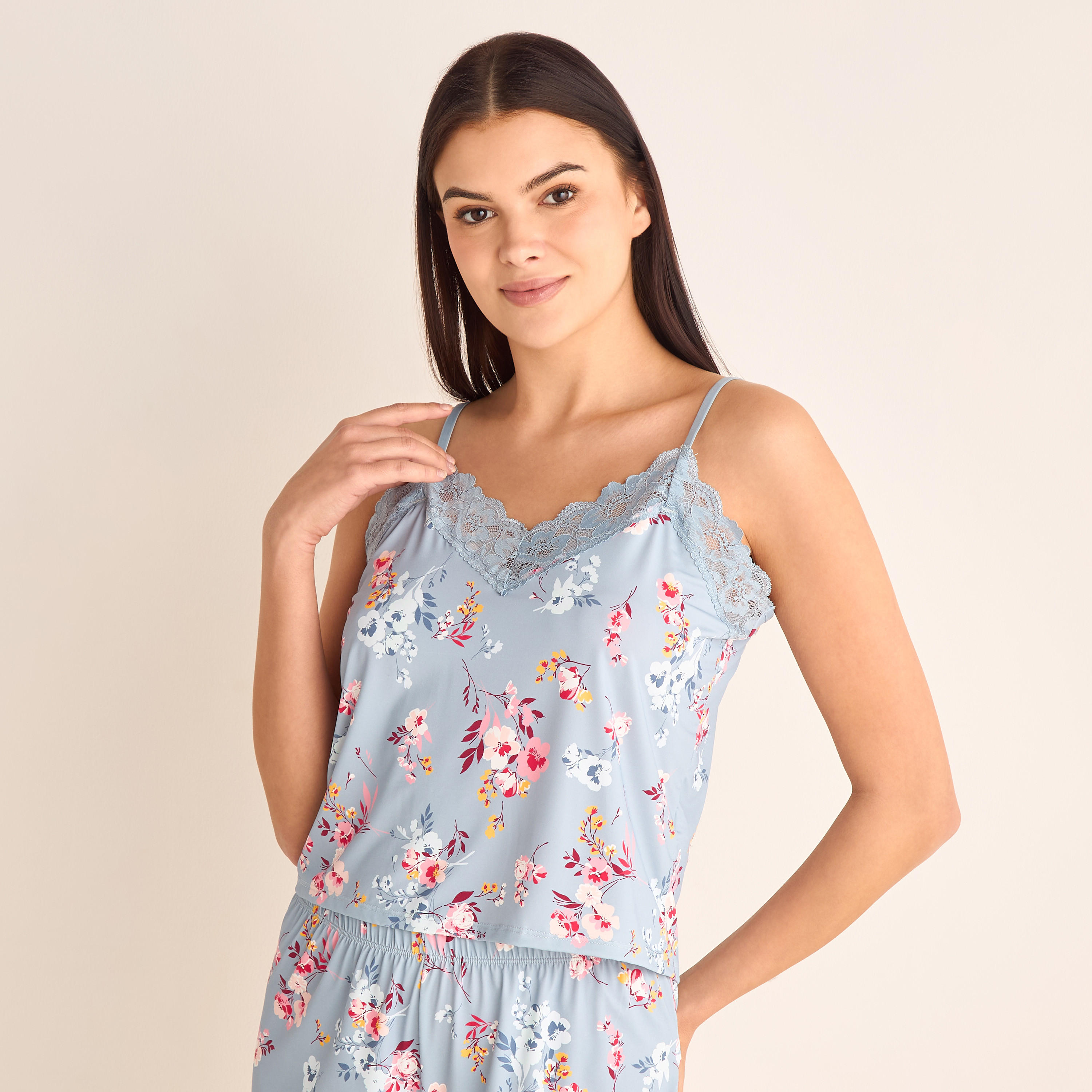 طقم شورت بخصر مطاطي وقميص داخلي بطبعات-women-clothing-nightwear-pyjamas-shortsets-image-2