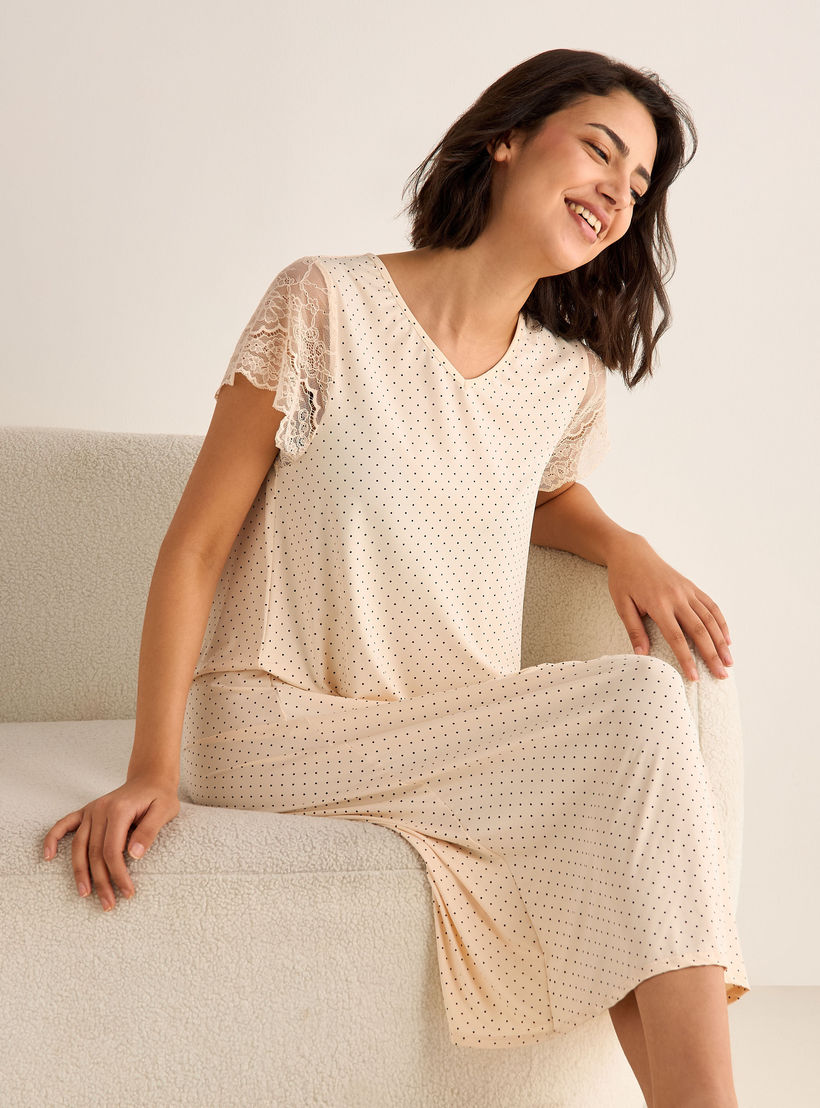 فستان نوم بأكمام قصيرة وياقة حرف V وطبعات منقطة-women-clothing-nightwear-nighties-image-1