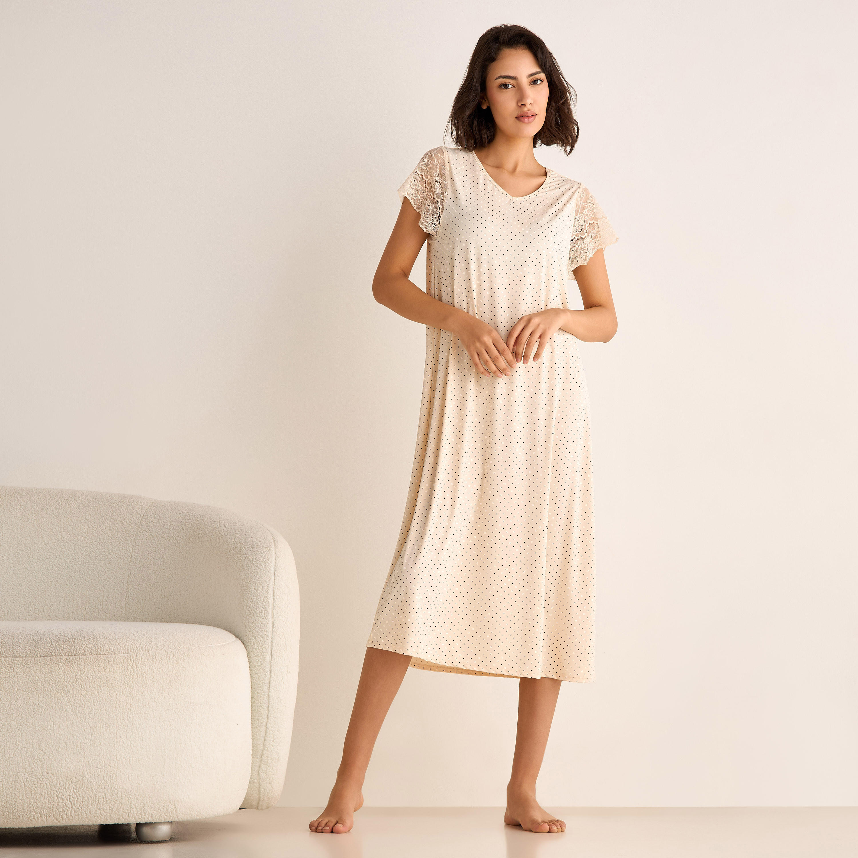 فستان نوم بأكمام قصيرة وياقة حرف V وطبعات منقطة-women-clothing-nightwear-nighties-image-2