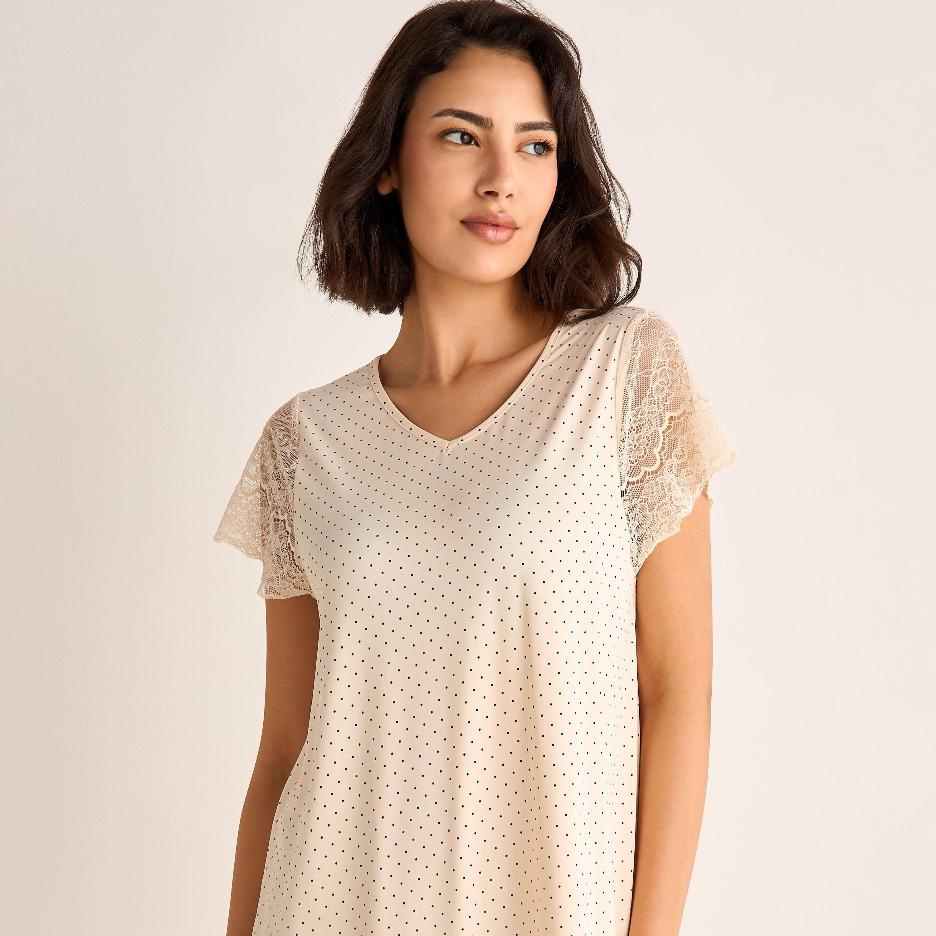 فستان نوم بأكمام قصيرة وياقة حرف V وطبعات منقطة-women-clothing-nightwear-nighties-image-4