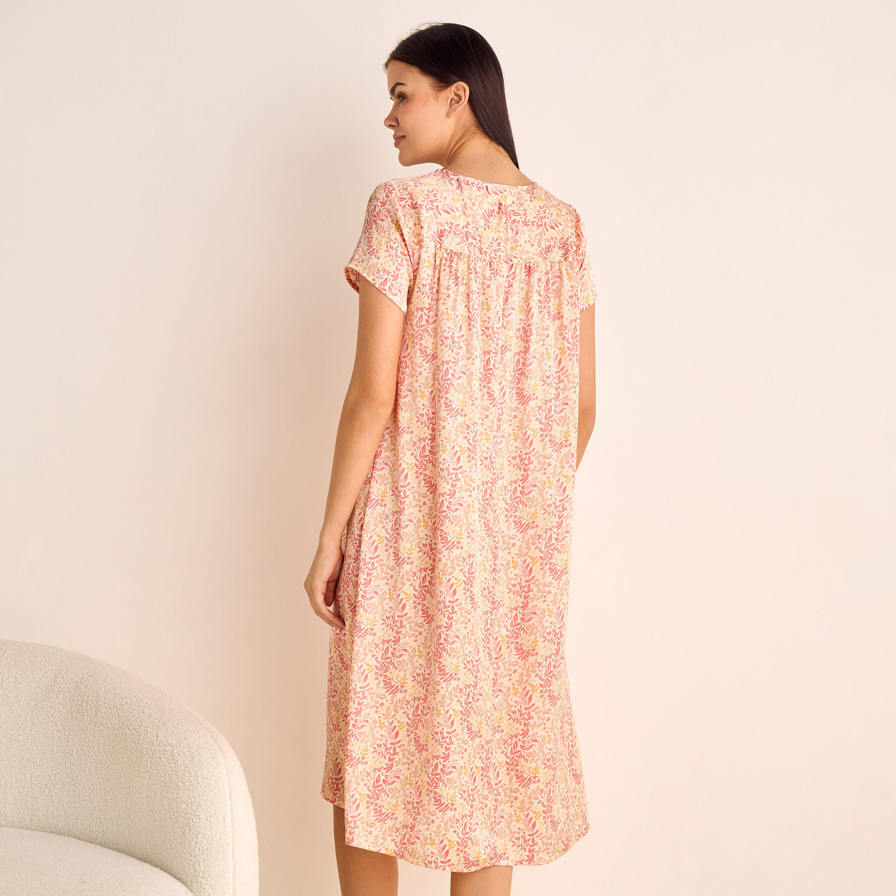 قميص نوم بطبعات أوراق الشجر وأكمام قصيرة وياقة مستديرة-women-clothing-nightwear-nighties-image-3