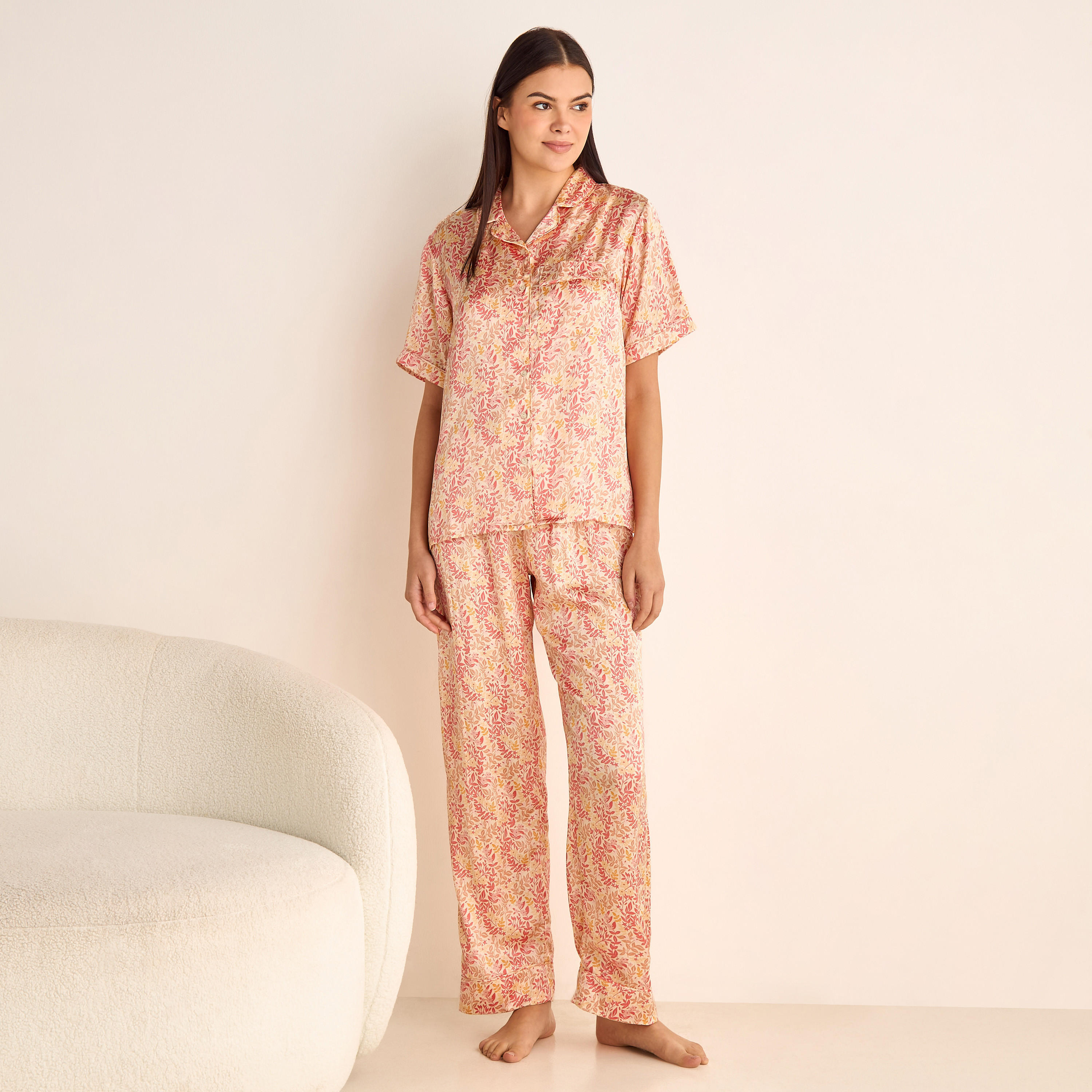 طقم بنطلون بيجاما بخصر مطاطي وقميص بياقة كامب وطبعات زهرية-women-clothing-nightwear-pyjamas-longsets-image-1