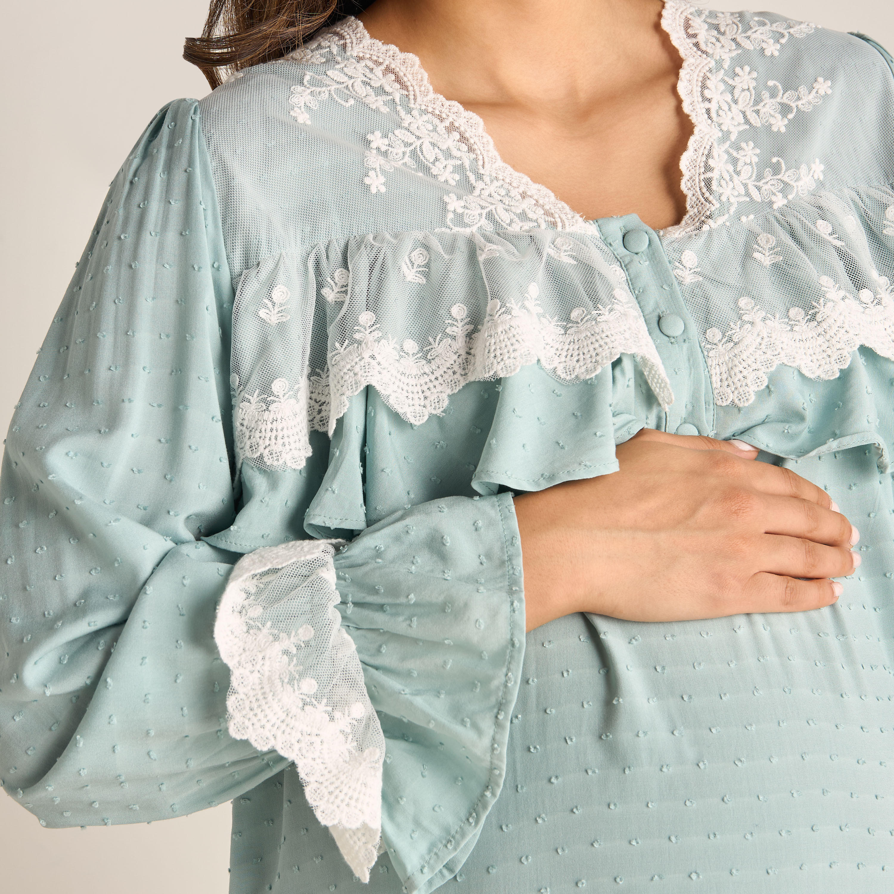 فستان حوامل بارز الملمس بأكمام طويلة وتفاصيل دانتيل-women-clothing-nightwear-nighties-image-5