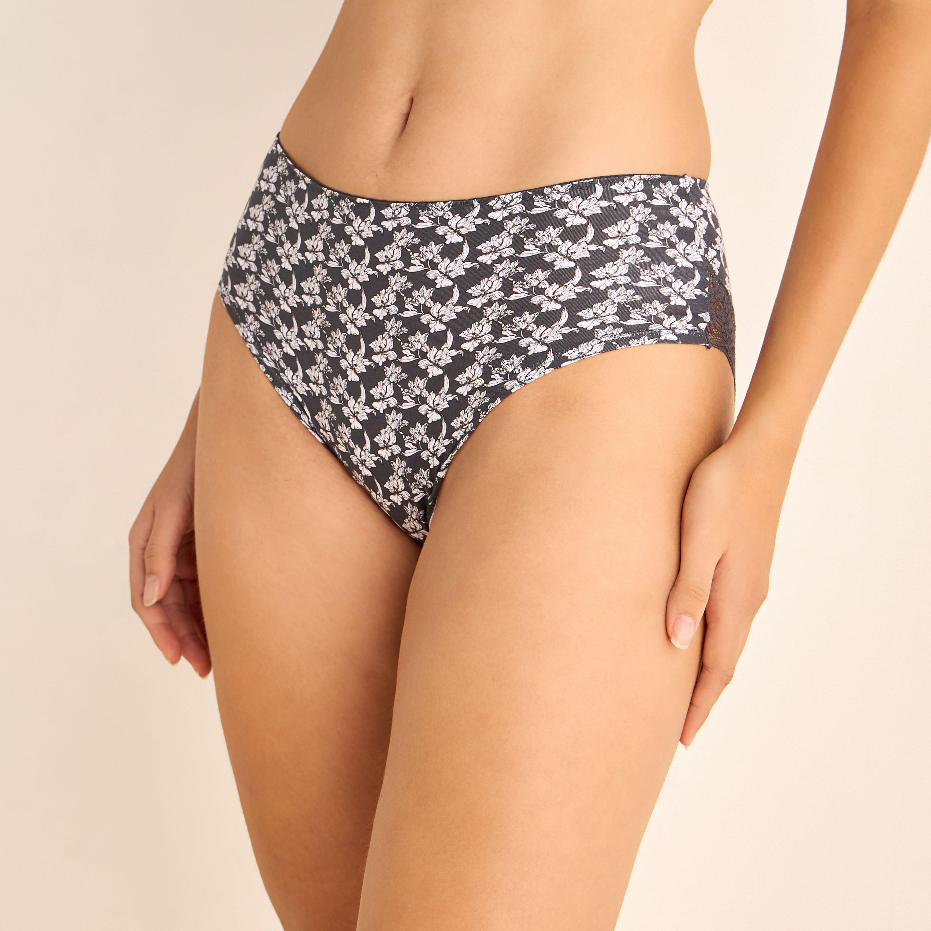 سروال داخلي بخصر مرتفع وتفاصيل دانتيل وطبعات-women-clothing-lingerie-panties-image-1