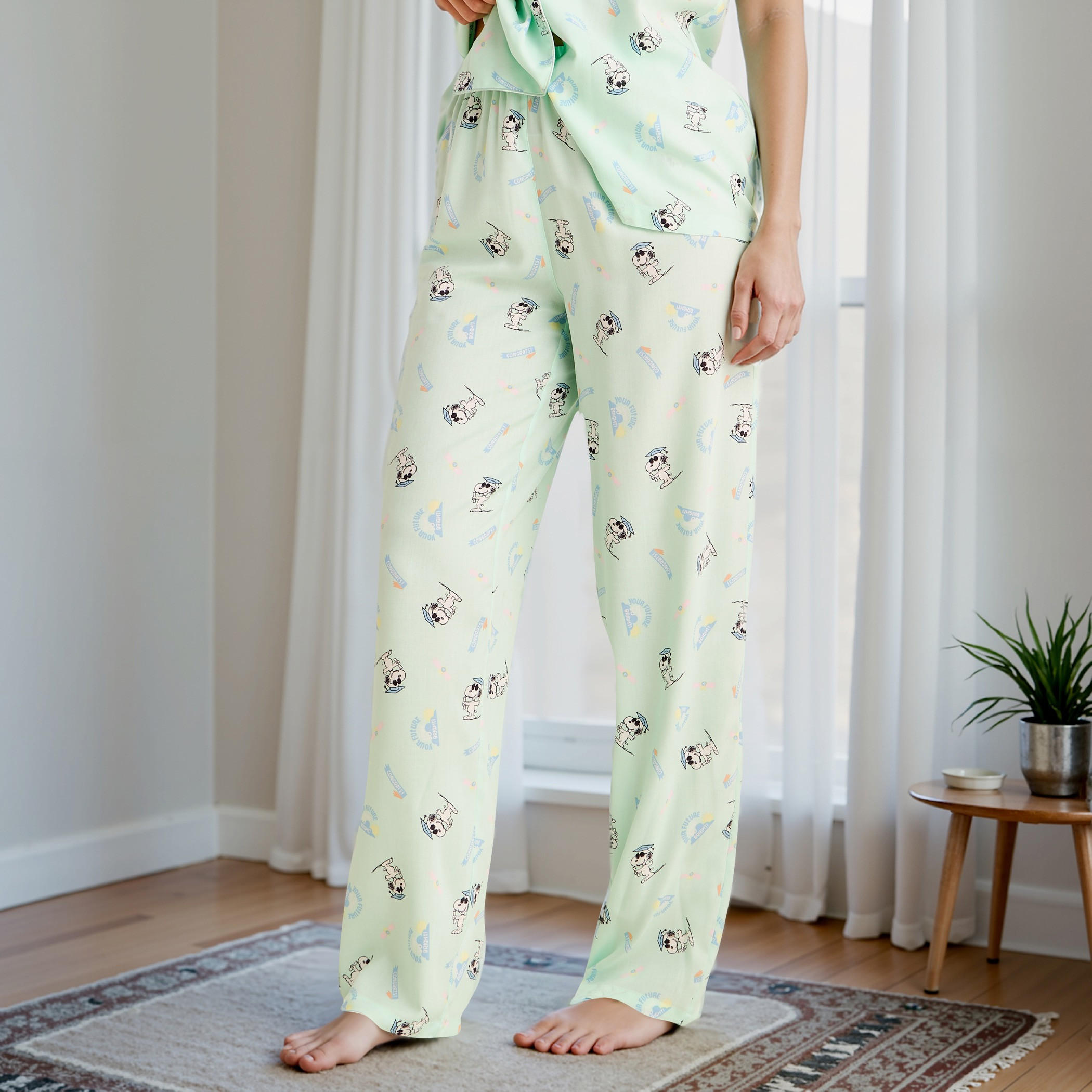 طقم بيجاما بطبعات سنوبي-women-clothing-nightwear-pyjamas-longsets-image-5