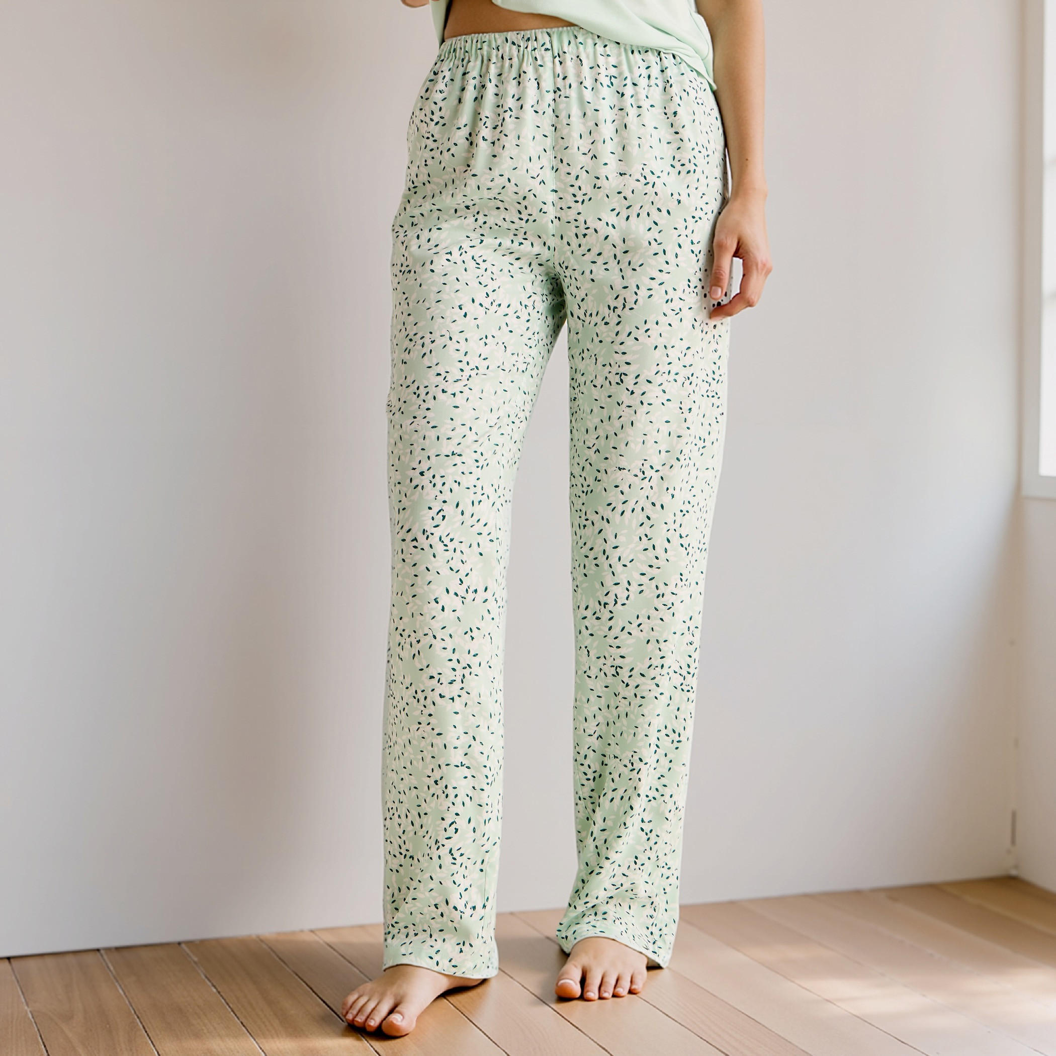 طقم بنطلون بيجاما وتيشيرت فيسكوز بطبعات جرافيك-women-clothing-nightwear-pyjamas-longsets-image-3