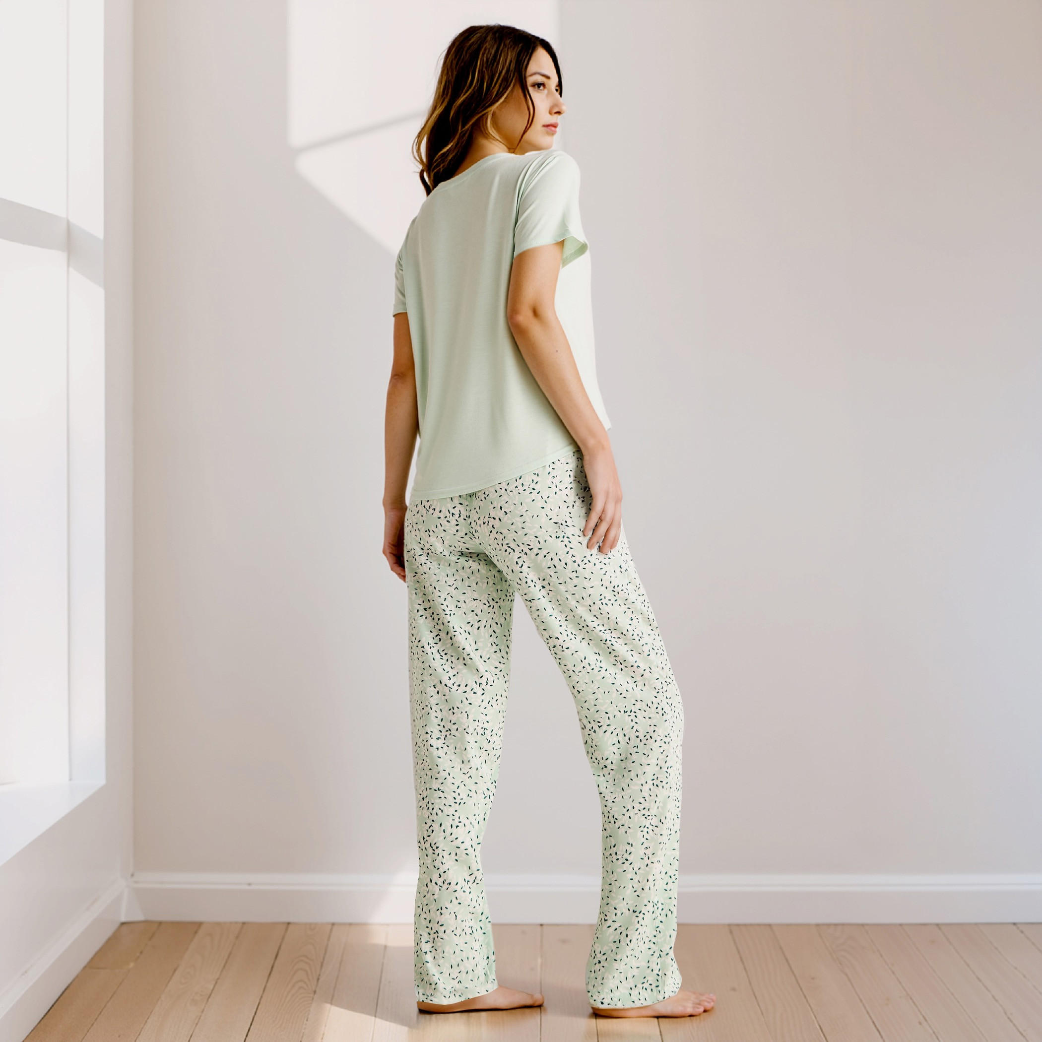 طقم بنطلون بيجاما وتيشيرت فيسكوز بطبعات جرافيك-women-clothing-nightwear-pyjamas-longsets-image-4