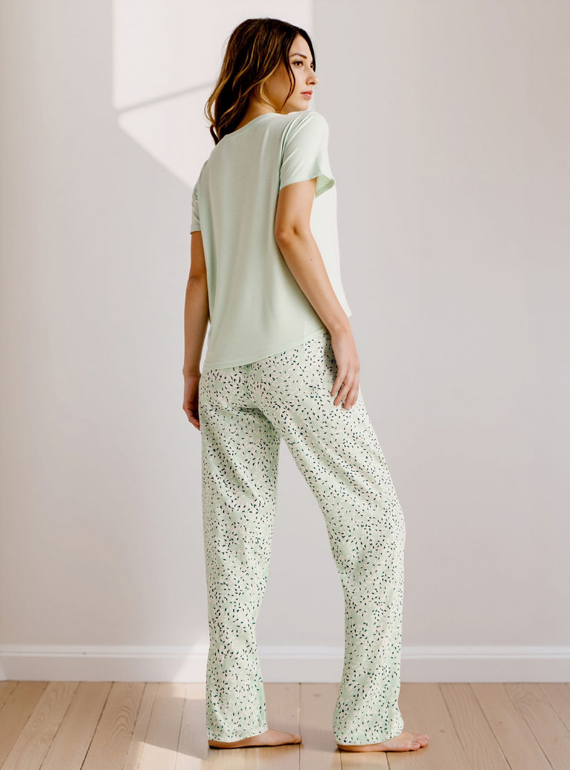 طقم بنطلون بيجاما وتيشيرت فيسكوز بطبعات جرافيك-women-clothing-nightwear-pyjamas-longsets-image-4