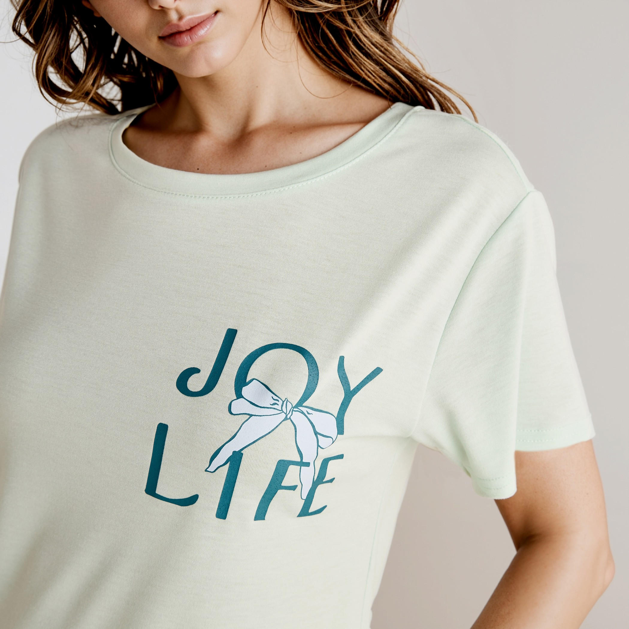 طقم بنطلون بيجاما وتيشيرت فيسكوز بطبعات جرافيك-women-clothing-nightwear-pyjamas-longsets-image-5