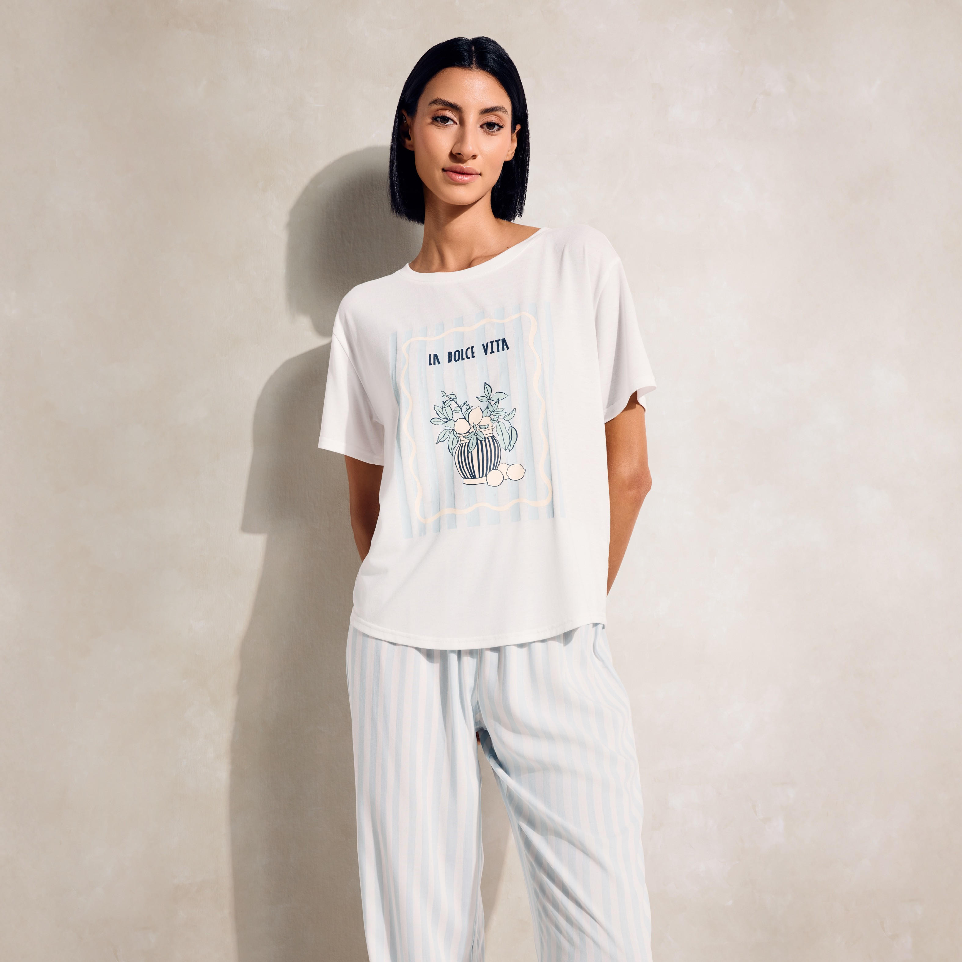 طقم بيجاما مخطّط وتيشيرت بطبعات جرافيك-women-clothing-nightwear-pyjamas-longsets-image-1