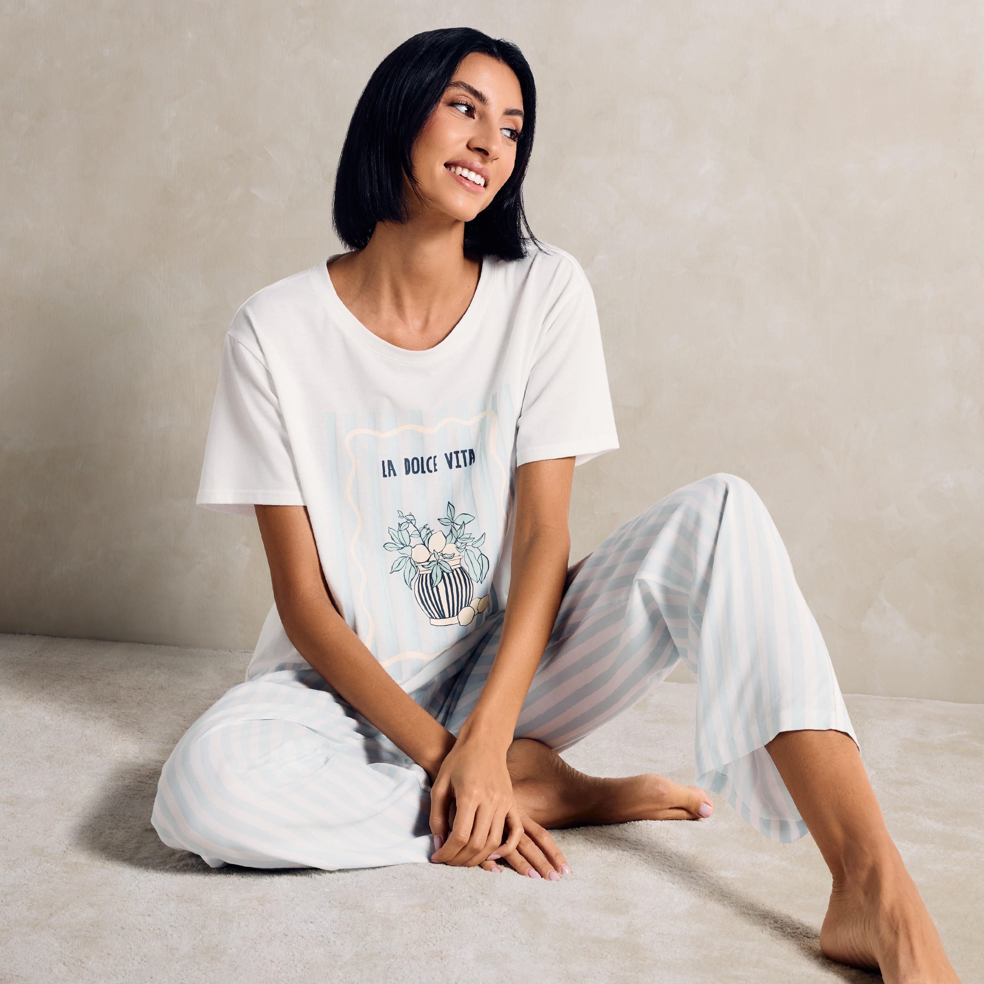 طقم بيجاما مخطّط وتيشيرت بطبعات جرافيك-women-clothing-nightwear-pyjamas-longsets-image-2