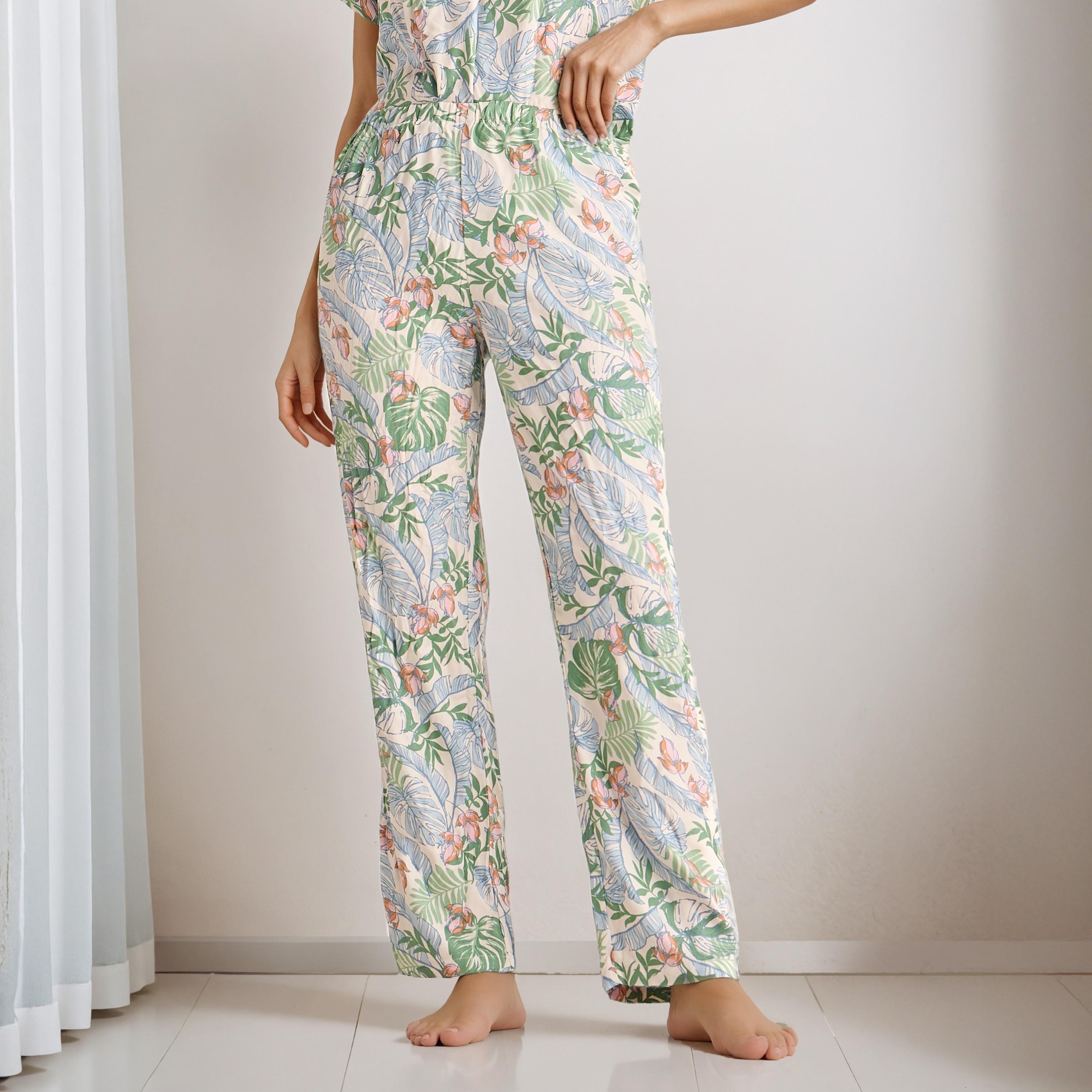 طقم بيجاما بطبعات زهرية-women-clothing-nightwear-pyjamas-longsets-image-4
