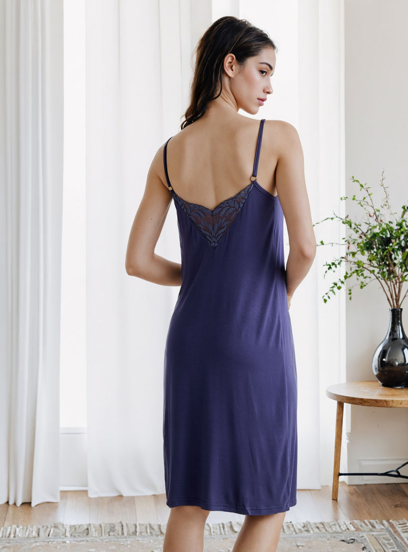 قميص نوم بأحزمة قابلة للتعديل وتفاصيل دانتيل-women-clothing-nightwear-nighties-image-3