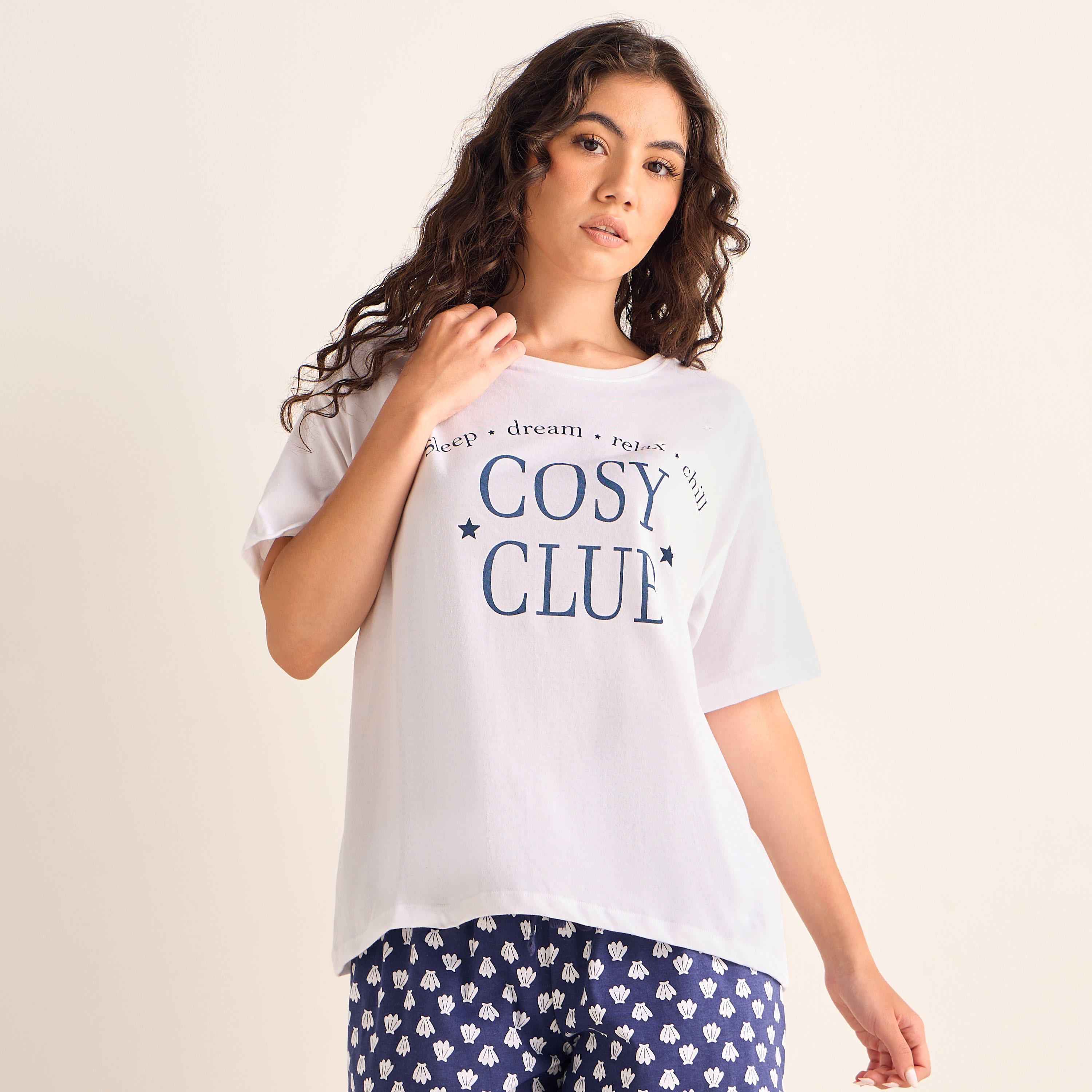 طقم شورت وتيشيرت بطبعات جرافيك-women-clothing-nightwear-pyjamas-shortsets-image-3