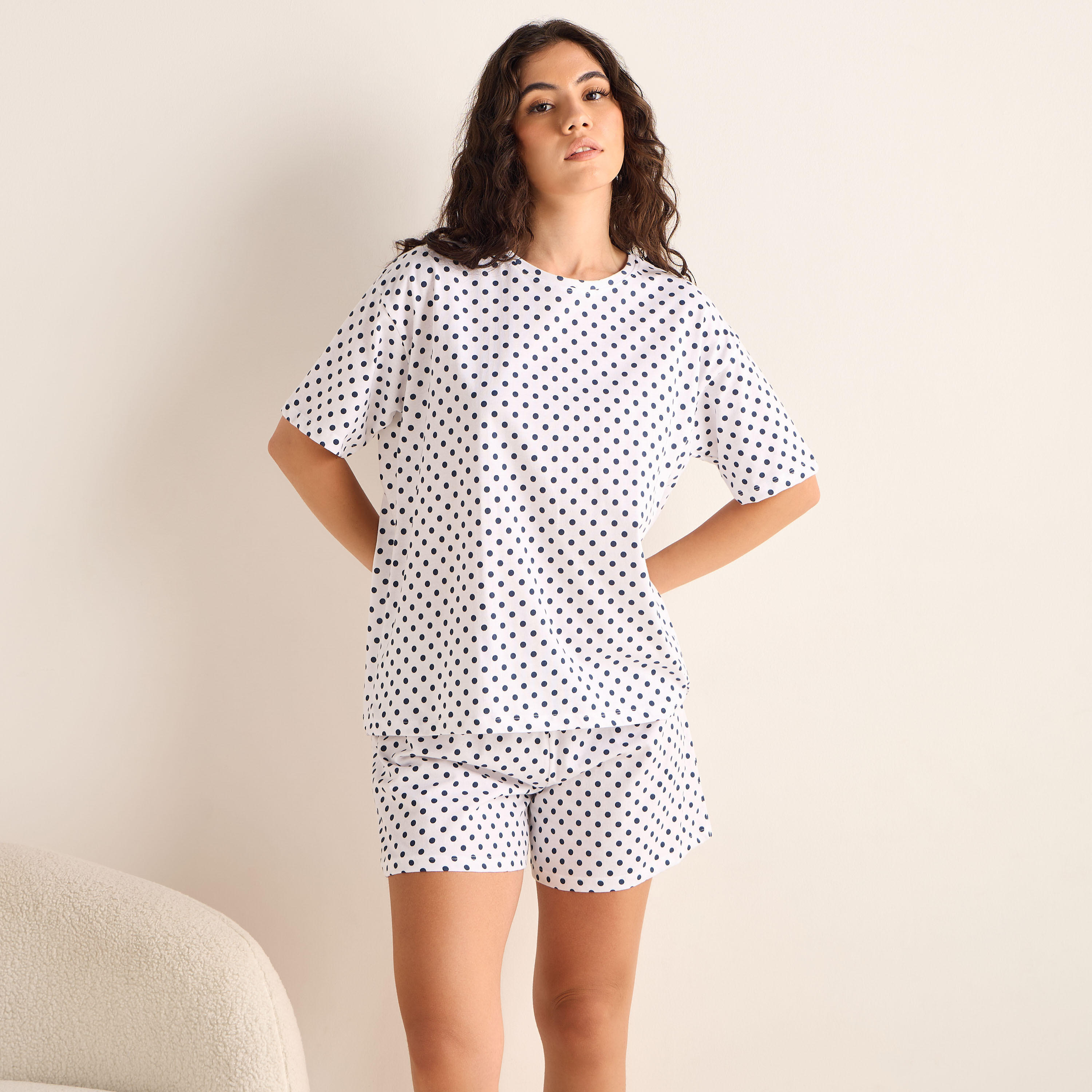 طقم شورت وتيشيرت بطبعات منقطة-women-clothing-nightwear-pyjamas-shortsets-image-1