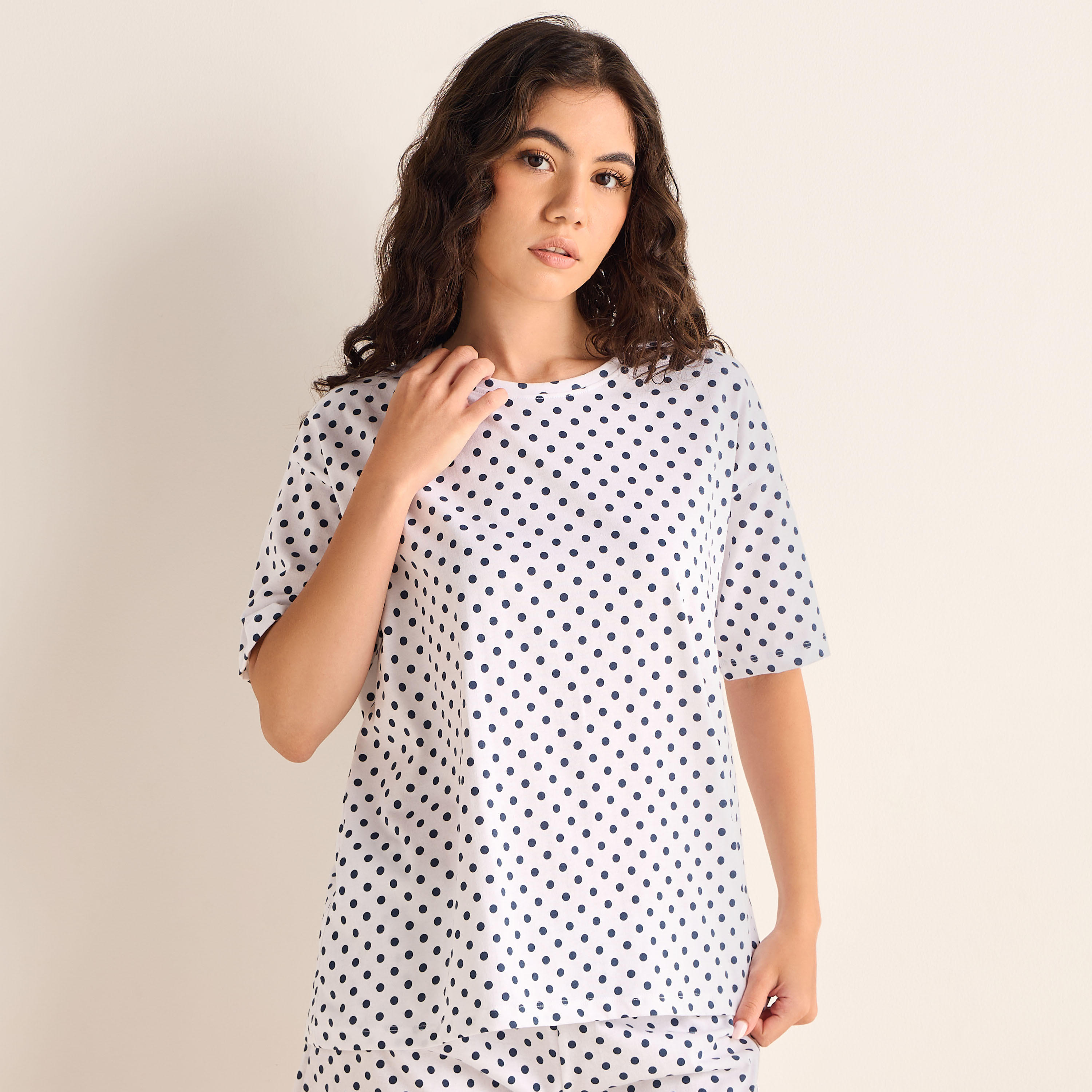 طقم شورت وتيشيرت بطبعات منقطة-women-clothing-nightwear-pyjamas-shortsets-image-3