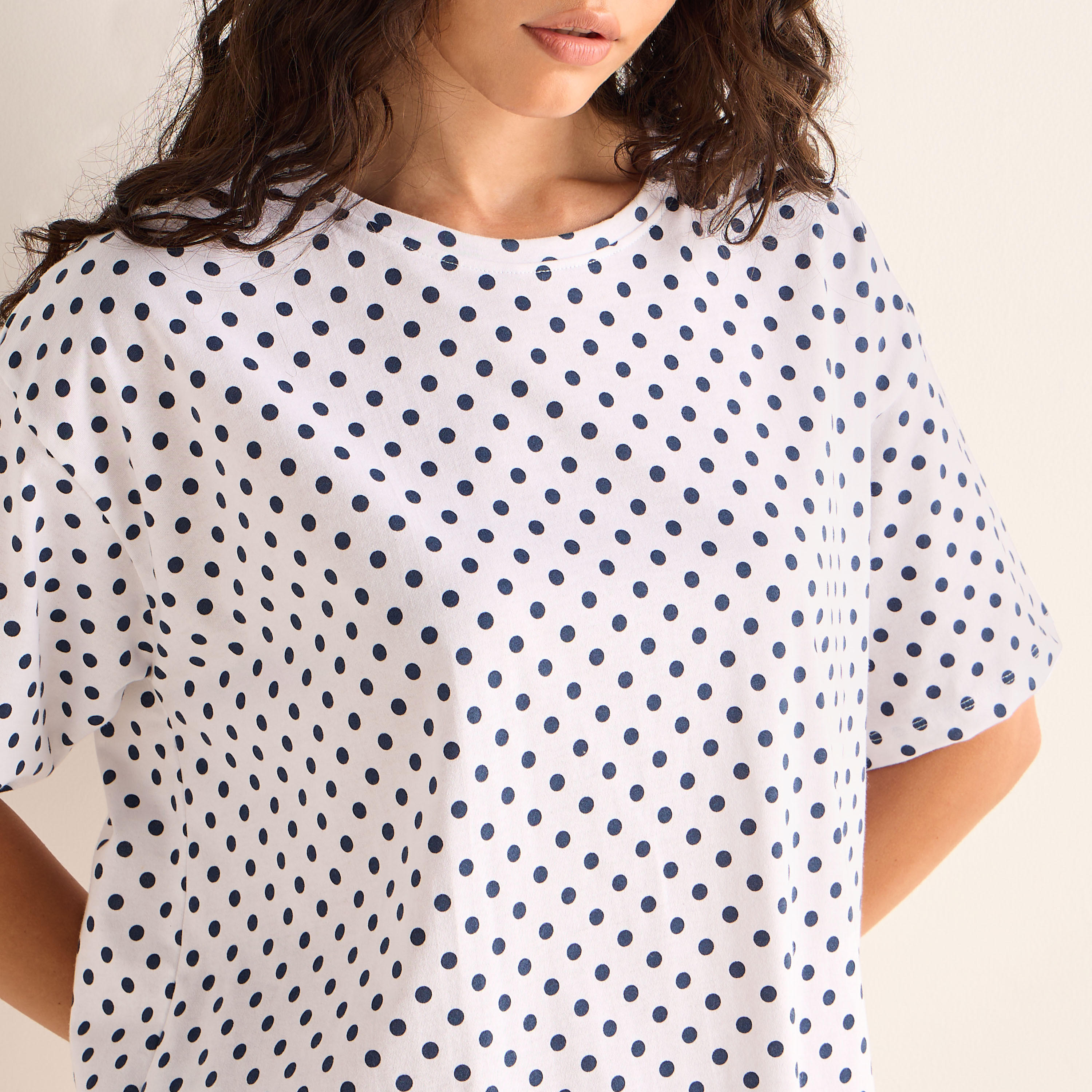 طقم شورت وتيشيرت بطبعات منقطة-women-clothing-nightwear-pyjamas-shortsets-image-5