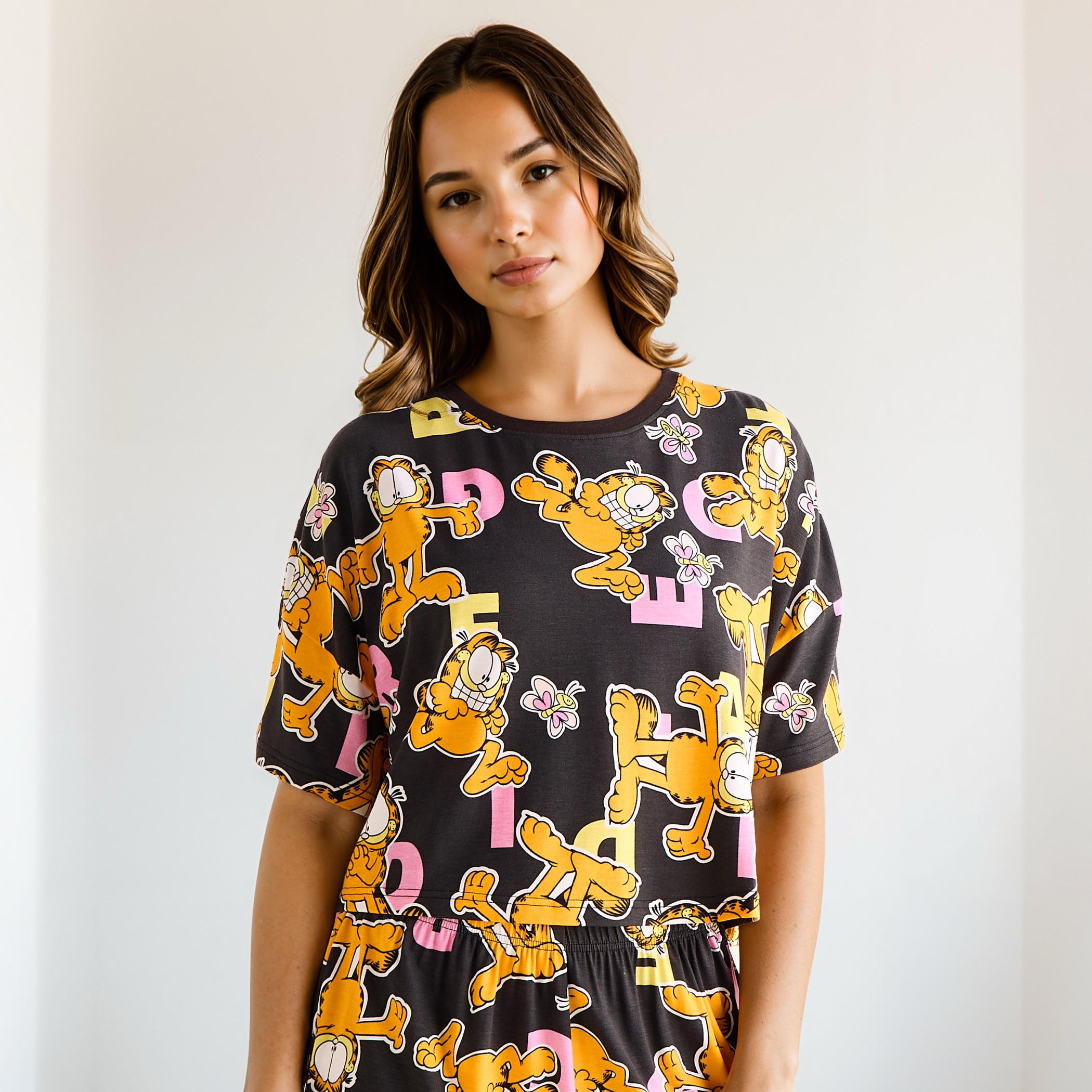 طقم شورت بطبعات جارفيلد-women-clothing-nightwear-pyjamas-shortsets-image-3
