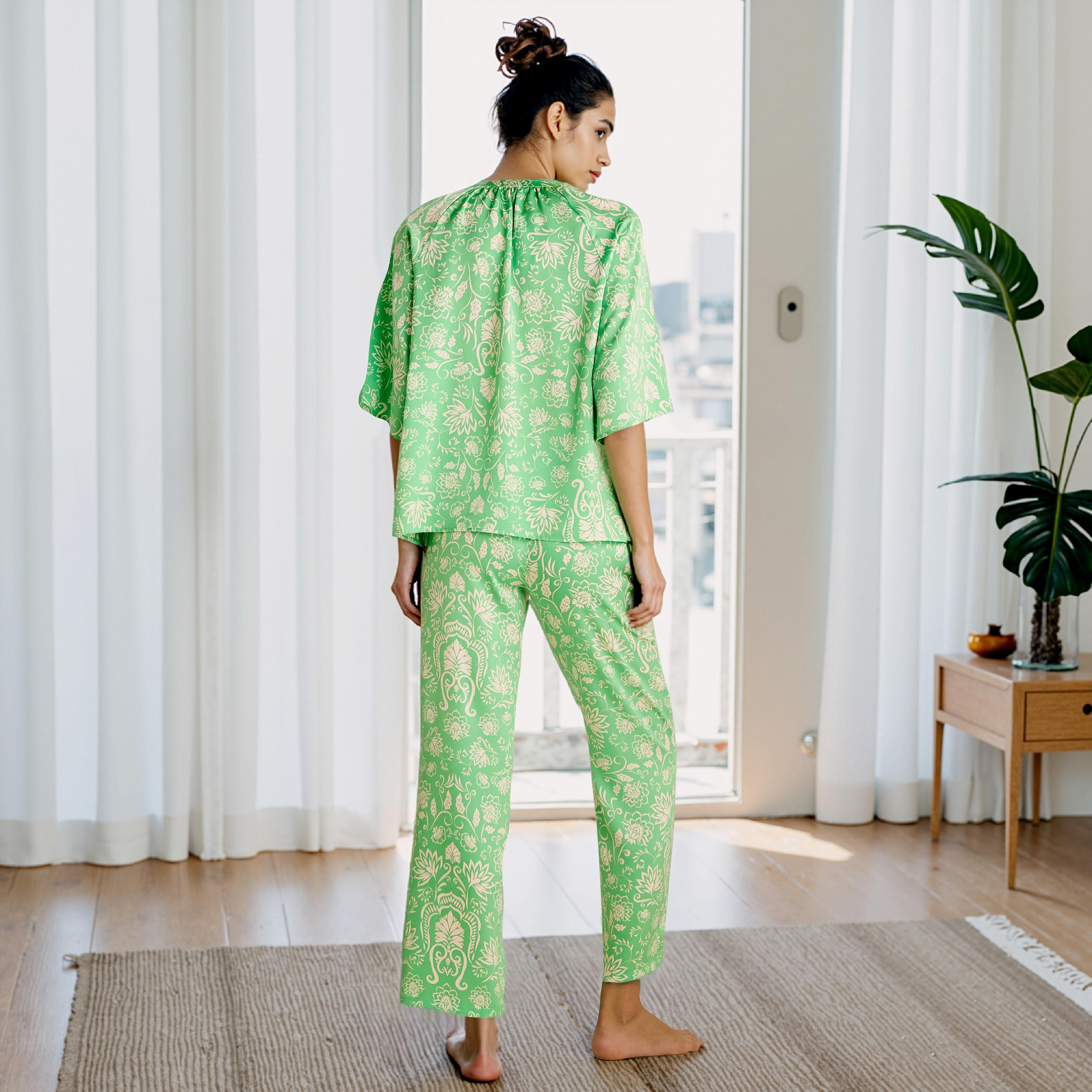 طقم بيجاما بلوزة وبنطلون ساتان بطبعات زهرية-women-clothing-nightwear-pyjamas-longsets-image-4