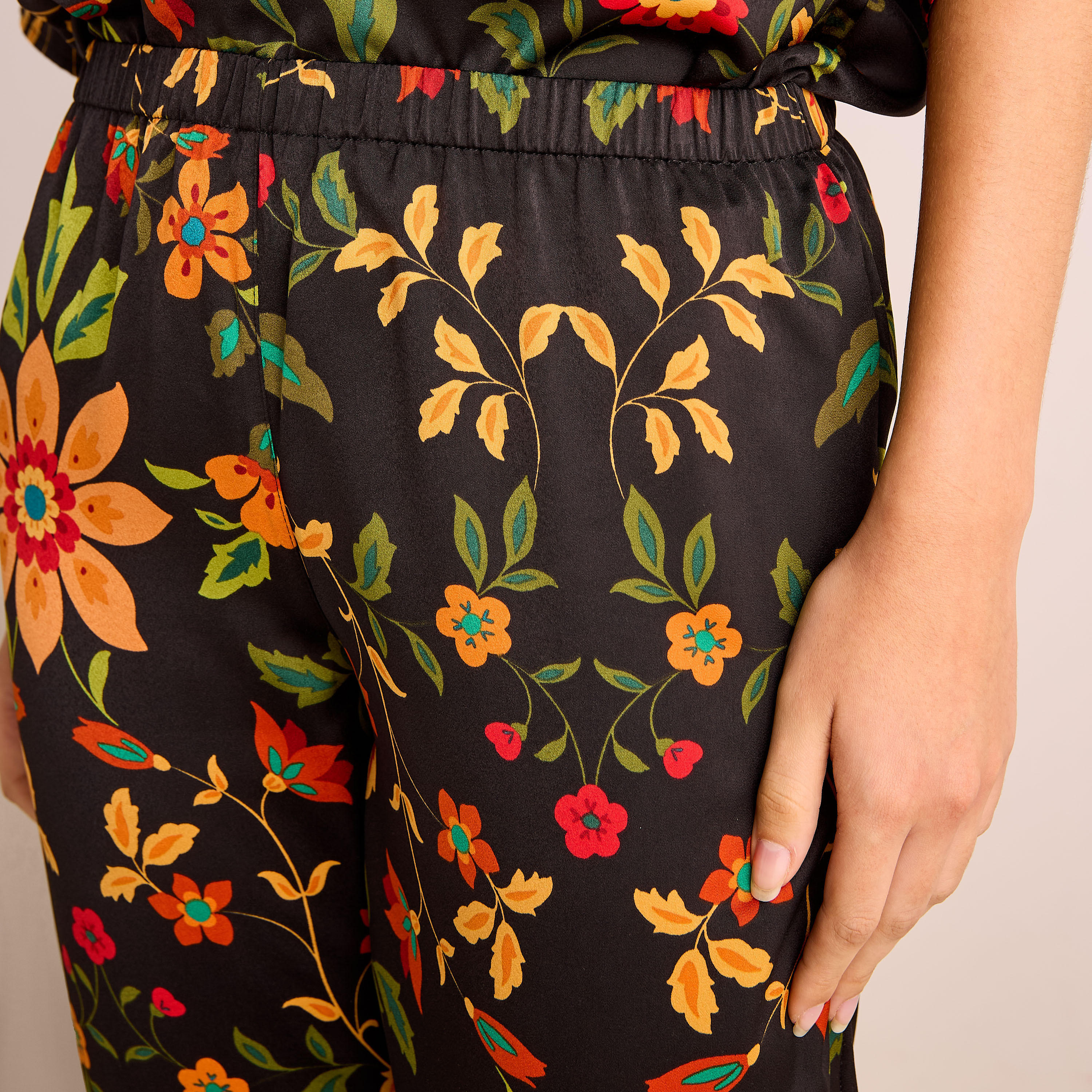 طقم بيجاما بلوزة وبنطلون ساتان بطبعات زهرية-women-clothing-nightwear-pyjamas-longsets-image-6