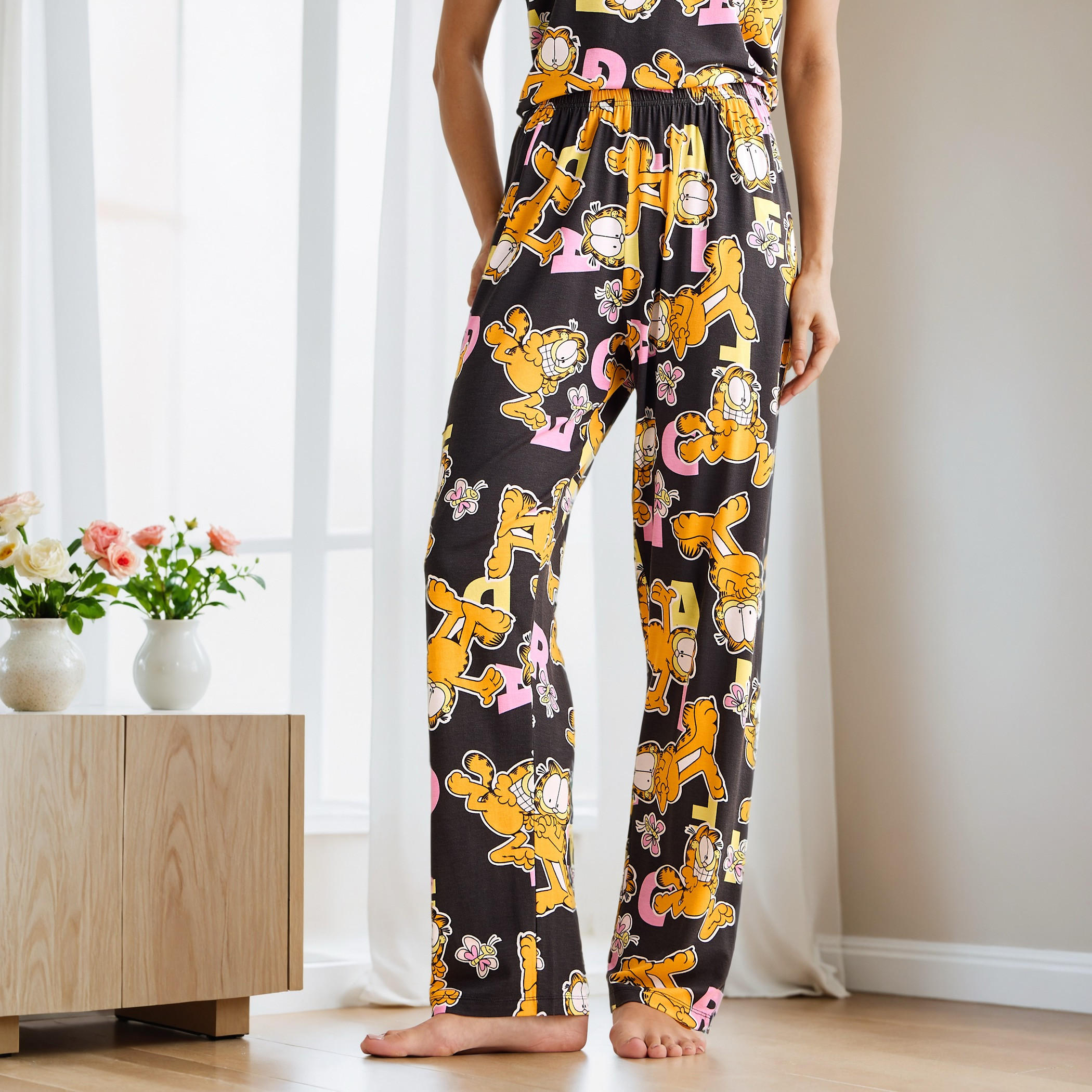 طقم بيجاما بطبعات جارفيلد-women-clothing-nightwear-pyjamas-longsets-image-4