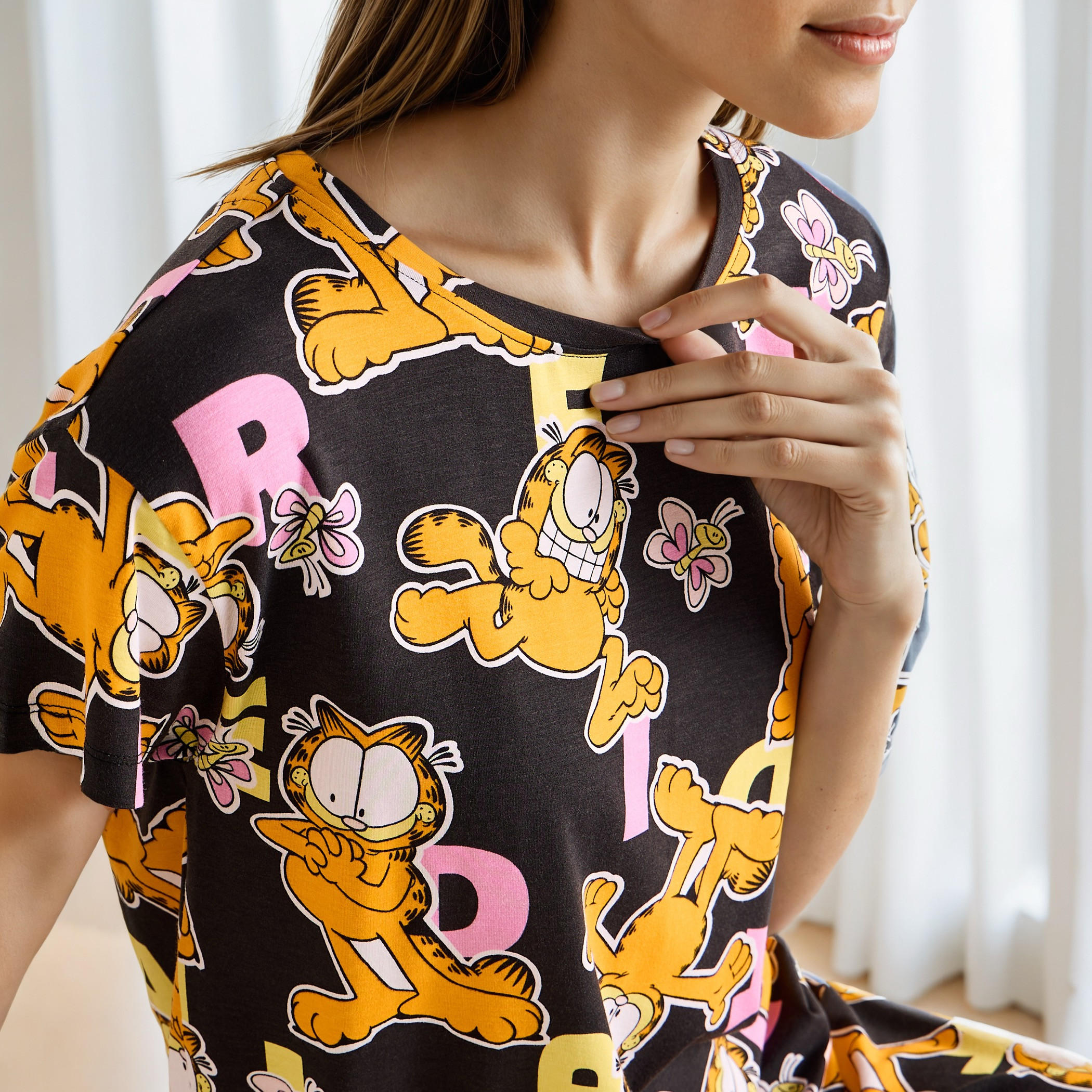 طقم بيجاما بطبعات جارفيلد-women-clothing-nightwear-pyjamas-longsets-image-5