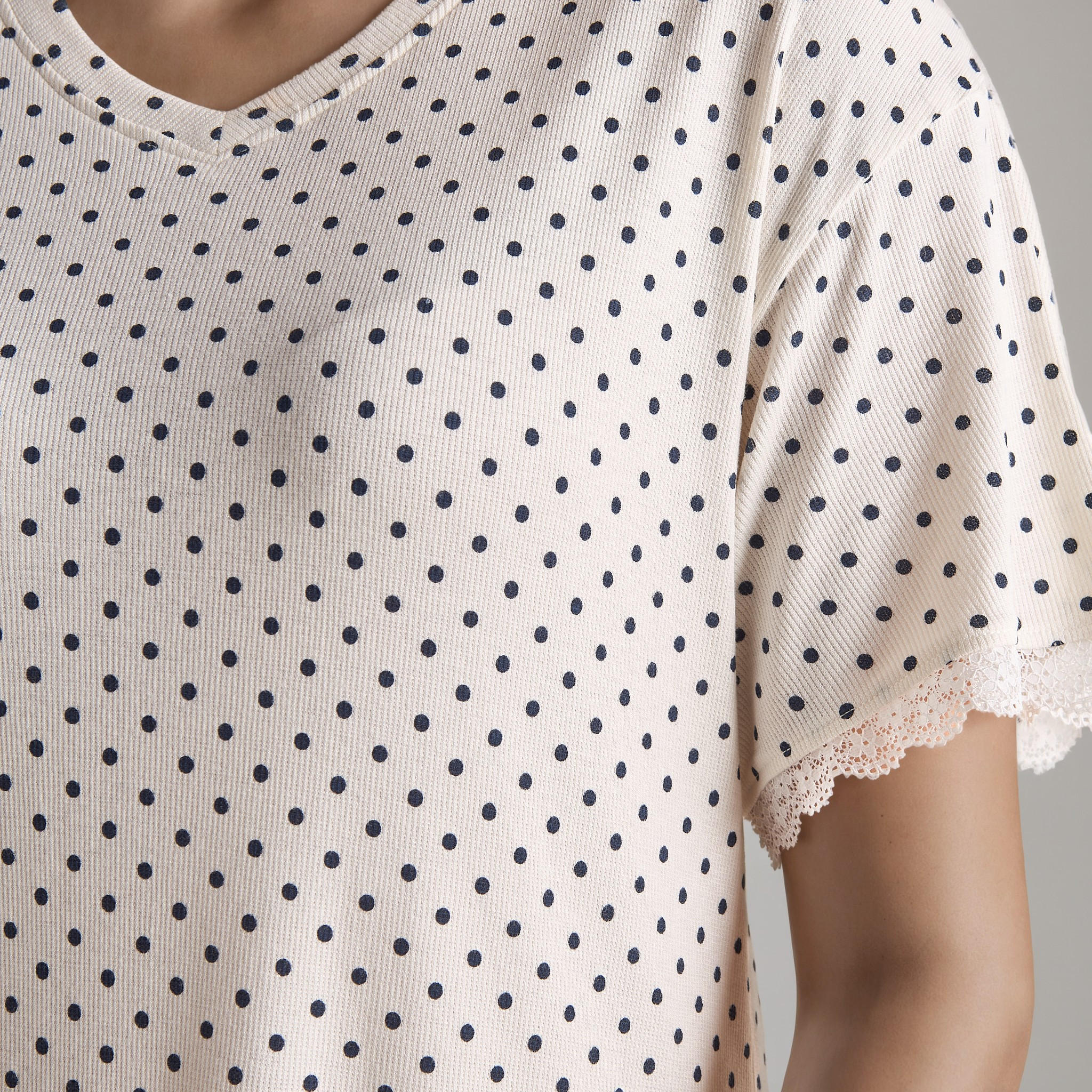 طقم شورت بطبعات منقطة-women-clothing-nightwear-pyjamas-shortsets-image-2
