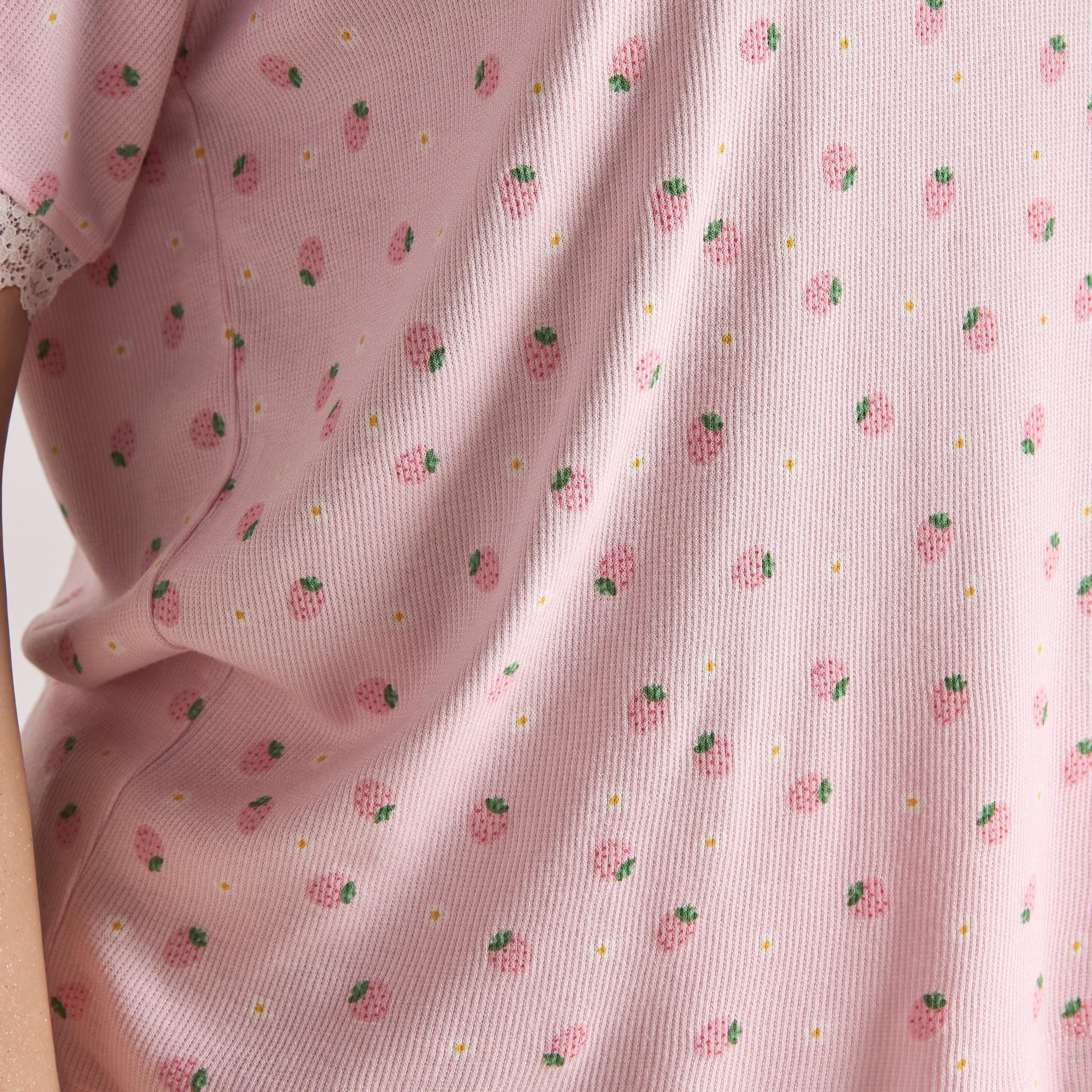 طقم شورت بطبعات فراولة-women-clothing-nightwear-pyjamas-shortsets-image-4
