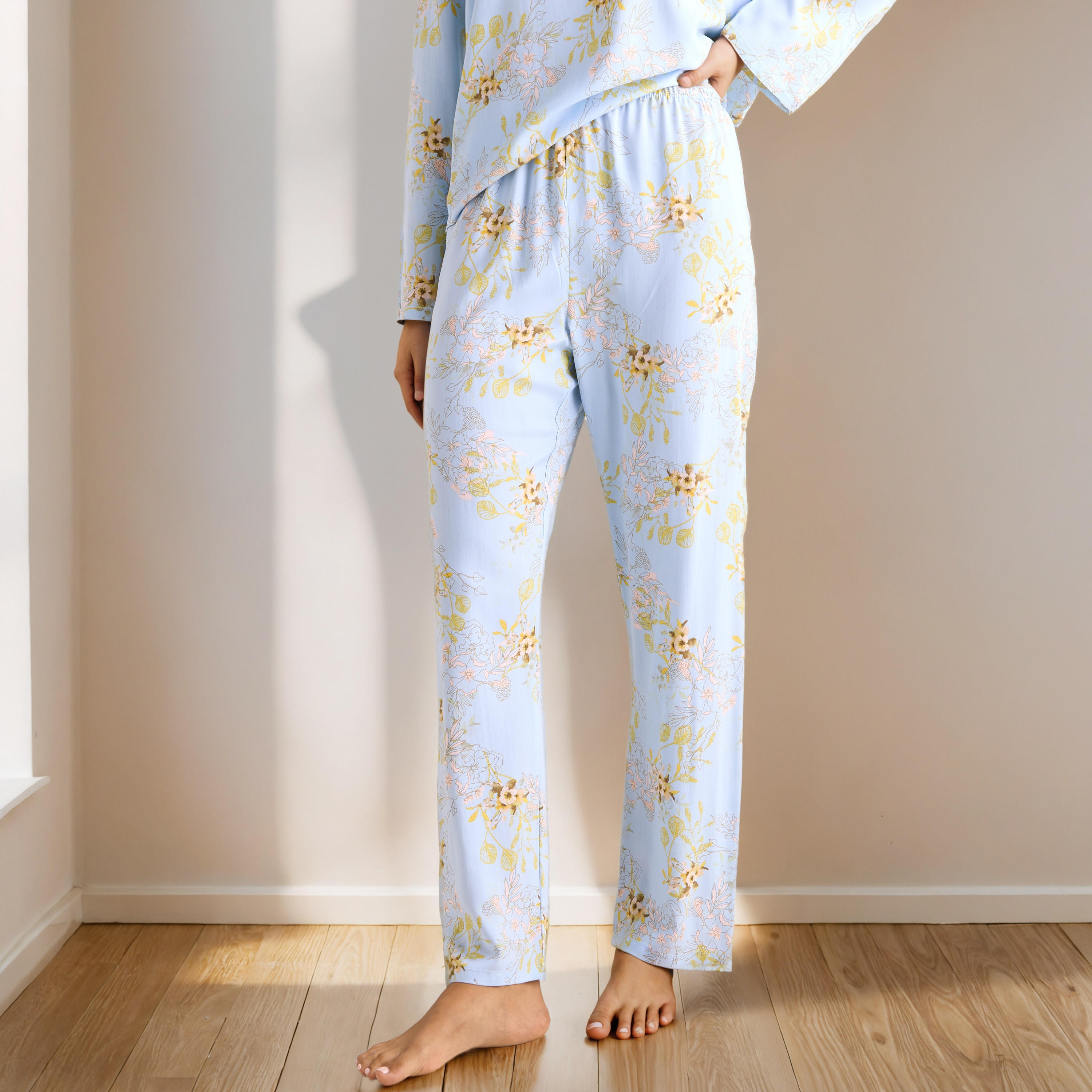 طقم بيجاما بطبعات زهرية-women-clothing-nightwear-pyjamas-longsets-image-3