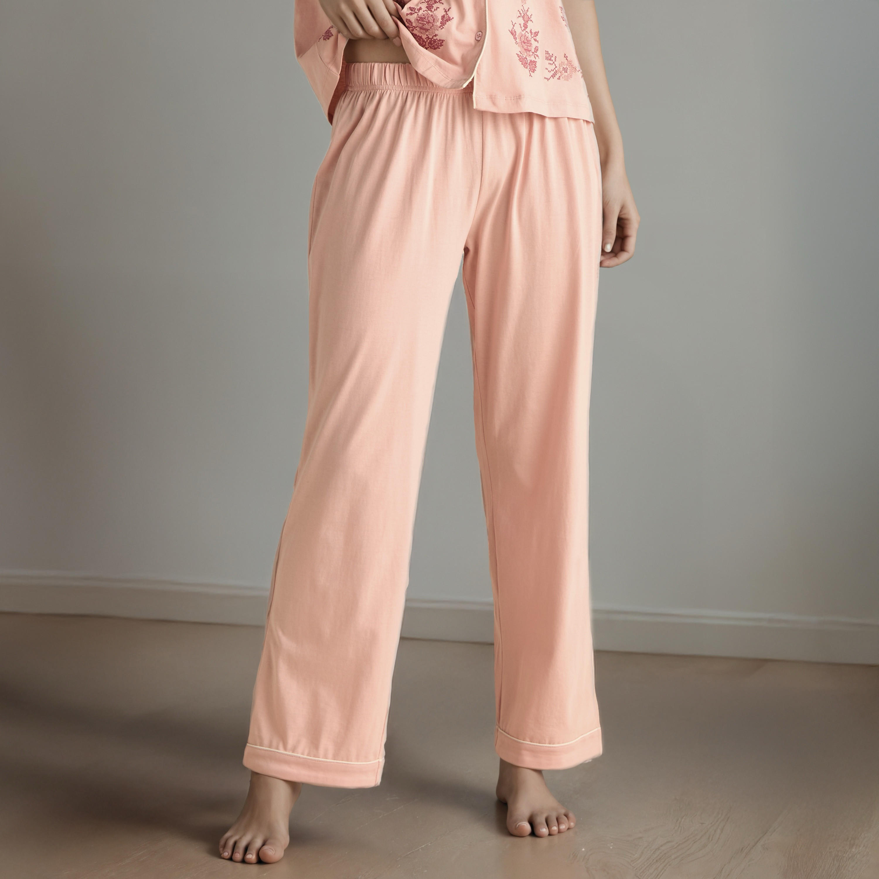 طقم بيجاما قطن بتطريزات زهرية-women-clothing-nightwear-pyjamas-longsets-image-3