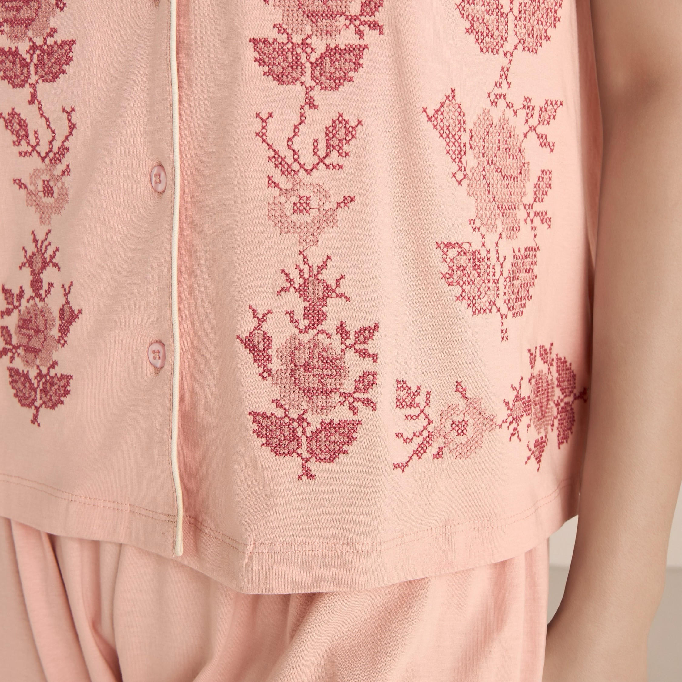 طقم بيجاما قطن بتطريزات زهرية-women-clothing-nightwear-pyjamas-longsets-image-2