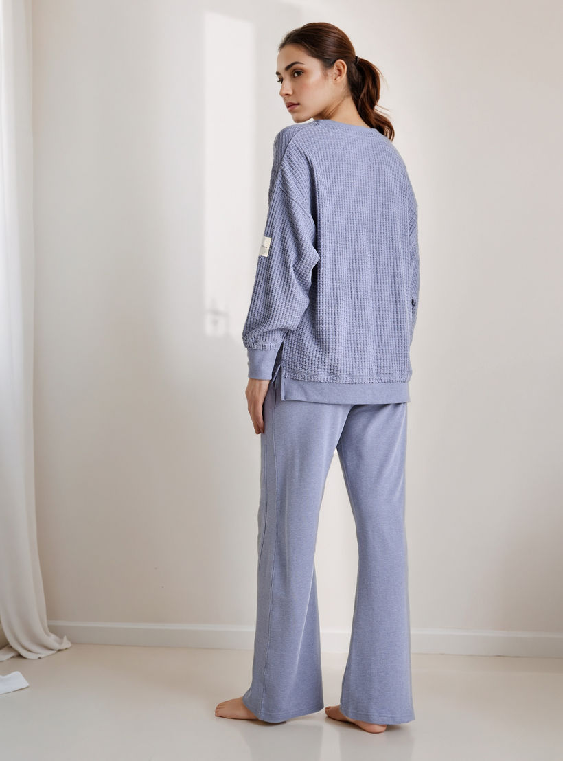 طقم بيجاما سويت شيرت وبنطلون بارز الملمس-women-clothing-nightwear-pyjamas-longsets-image-3