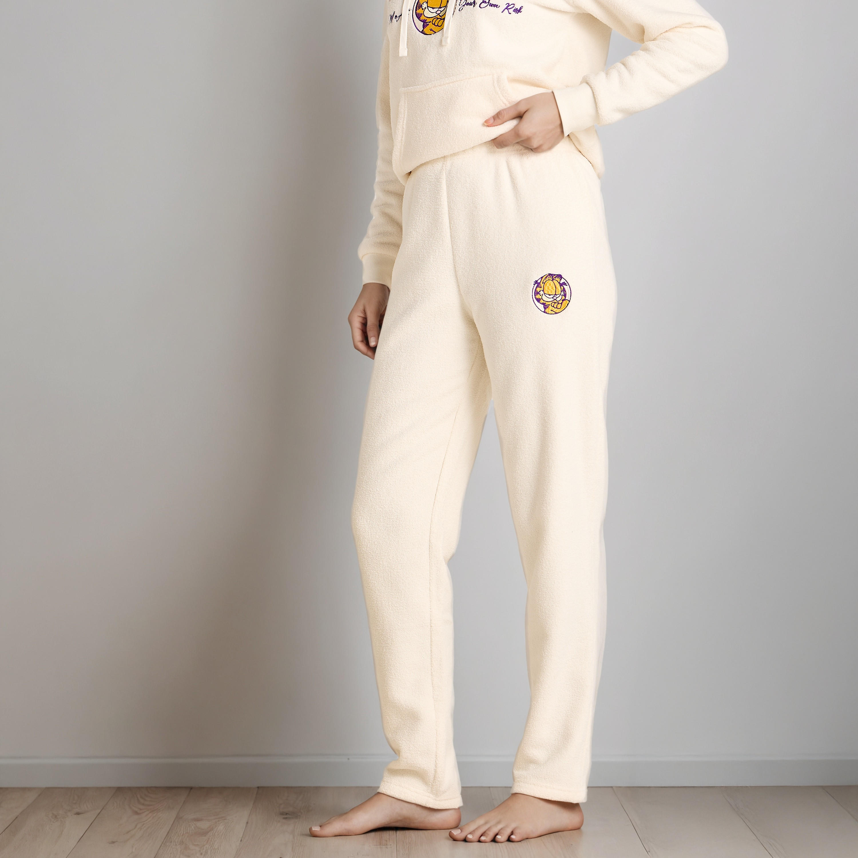 طقم سويت شيرت بقبعة وبنطلون بيجاما-women-clothing-nightwear-pyjamas-longsets-image-4