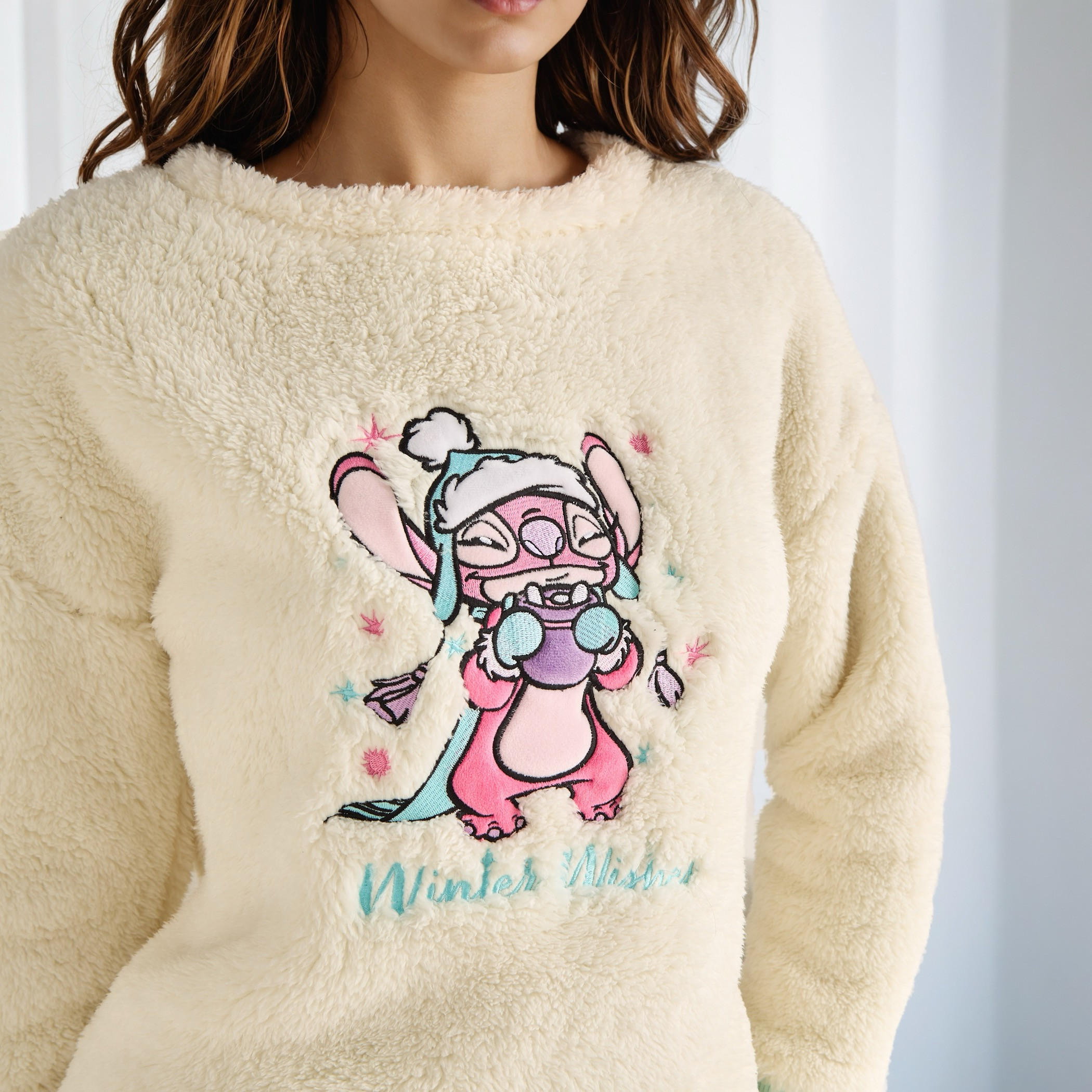 طقم بيجاما تيشيرت وبنطلون بتطريزات ستيتش-women-clothing-nightwear-pyjamas-longsets-image-5
