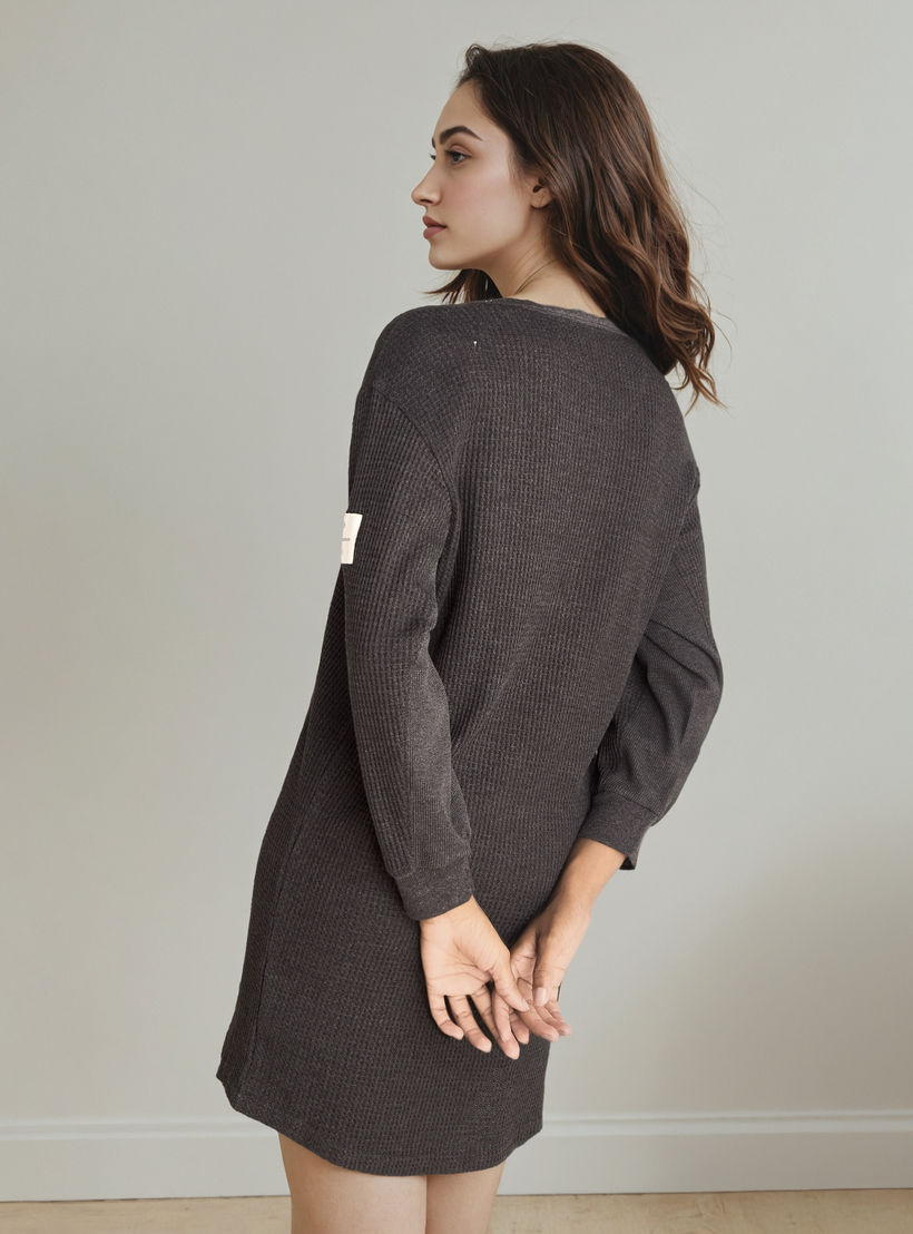 قميص نوم بارز الملمس بأكمام طويلة-women-clothing-nightwear-nighties-image-2