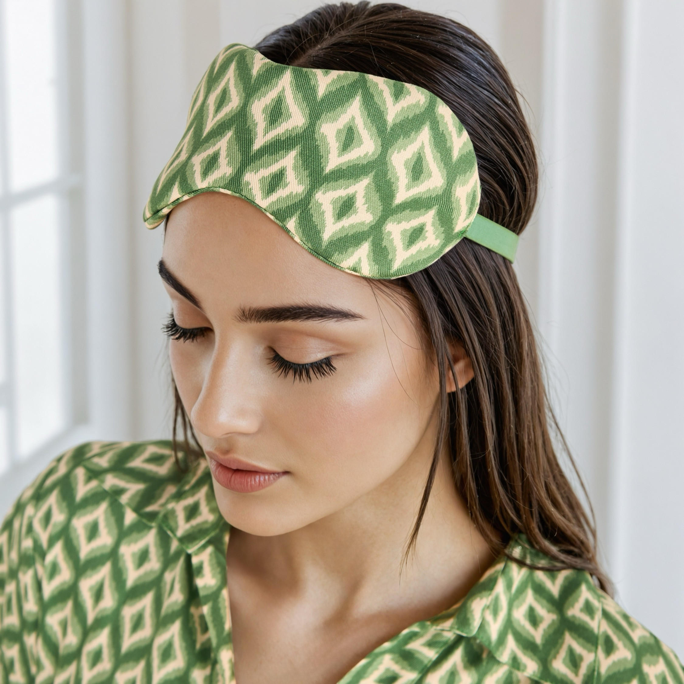 طقم بيجاما بطبعات هندسية مع قناع عين-women-clothing-nightwear-pyjamas-longsets-image-5