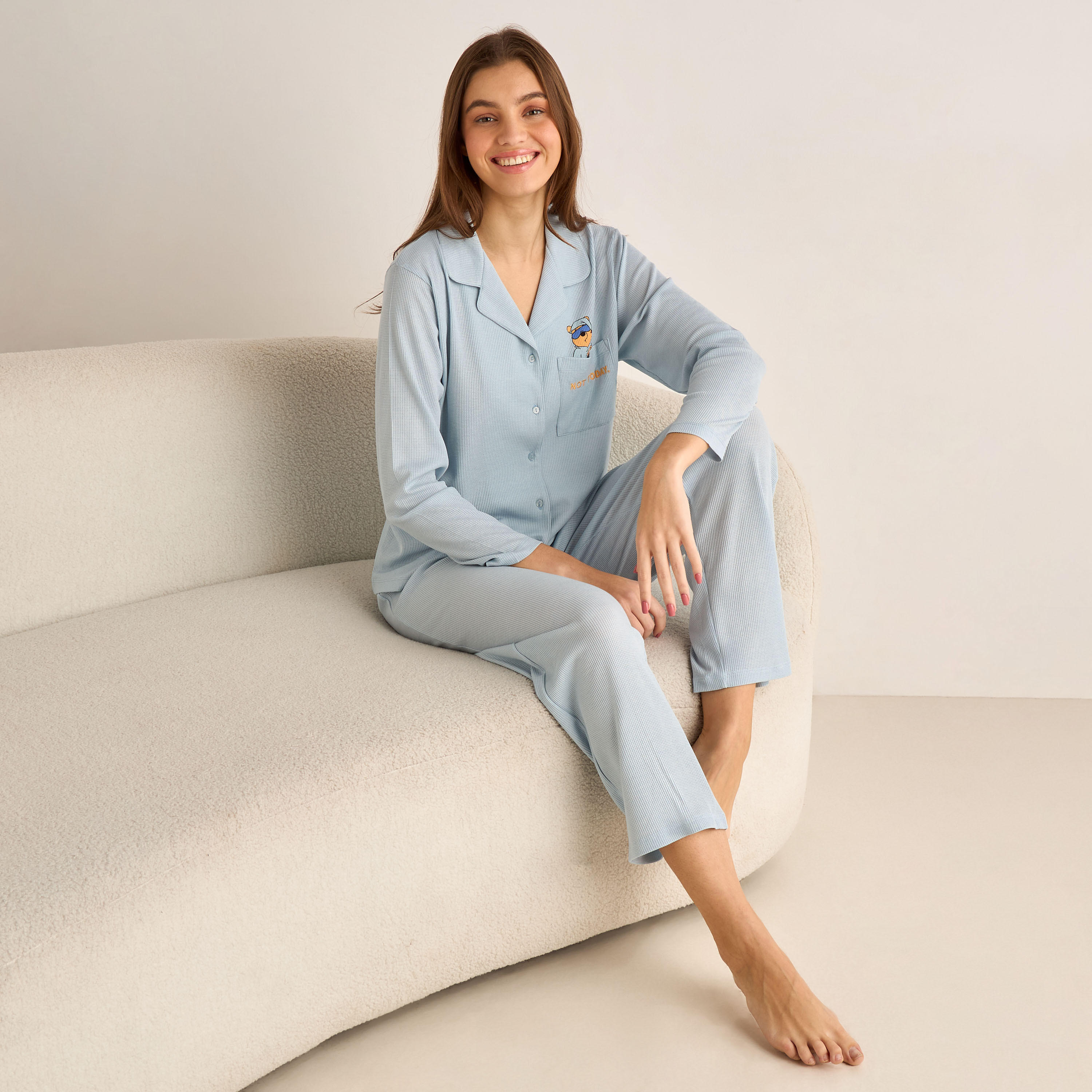 طقم بيجاما ويني ذا بوه بقميص بأزرار وبنطلون-women-clothing-nightwear-pyjamas-longsets-image-1