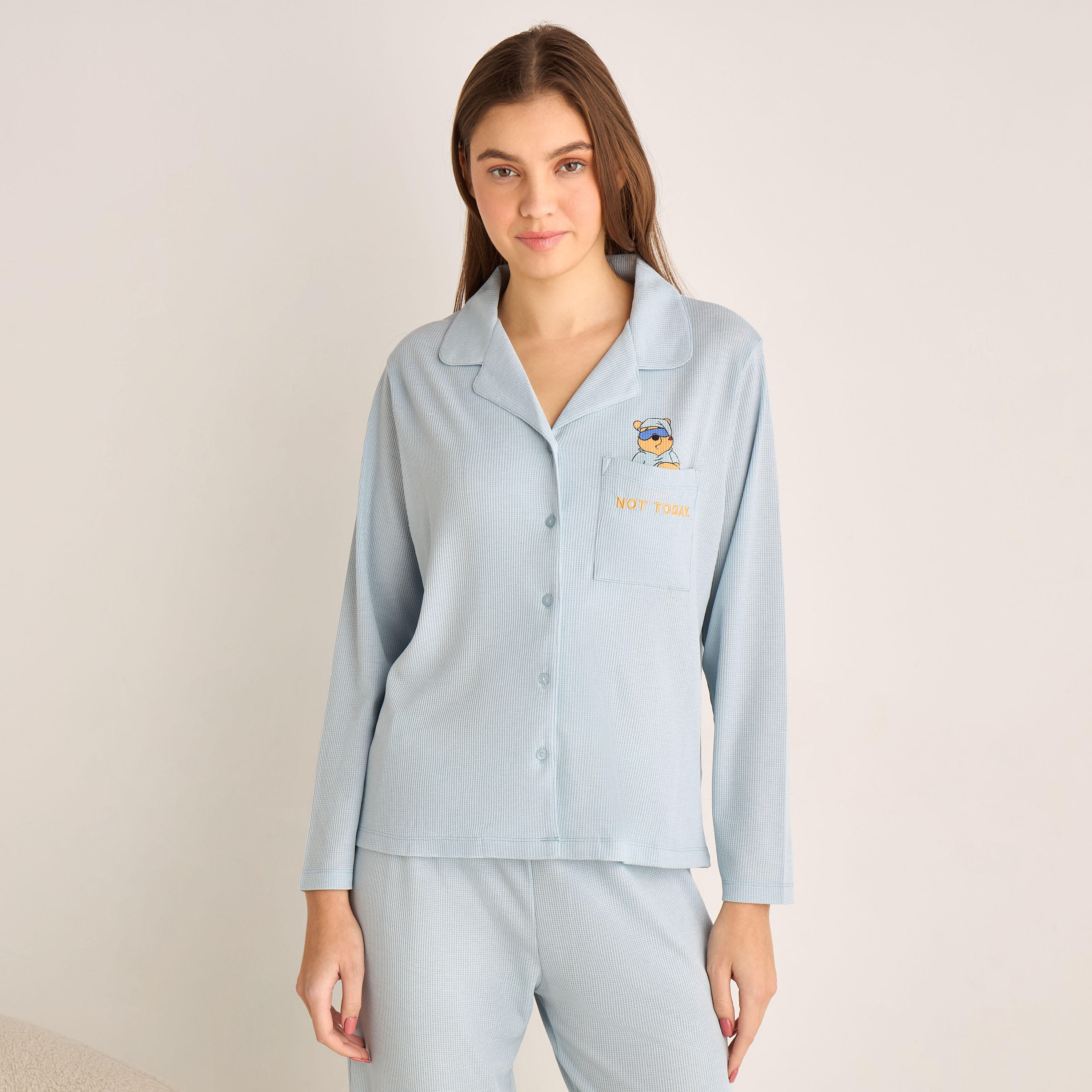 طقم بيجاما ويني ذا بوه بقميص بأزرار وبنطلون-women-clothing-nightwear-pyjamas-longsets-image-2