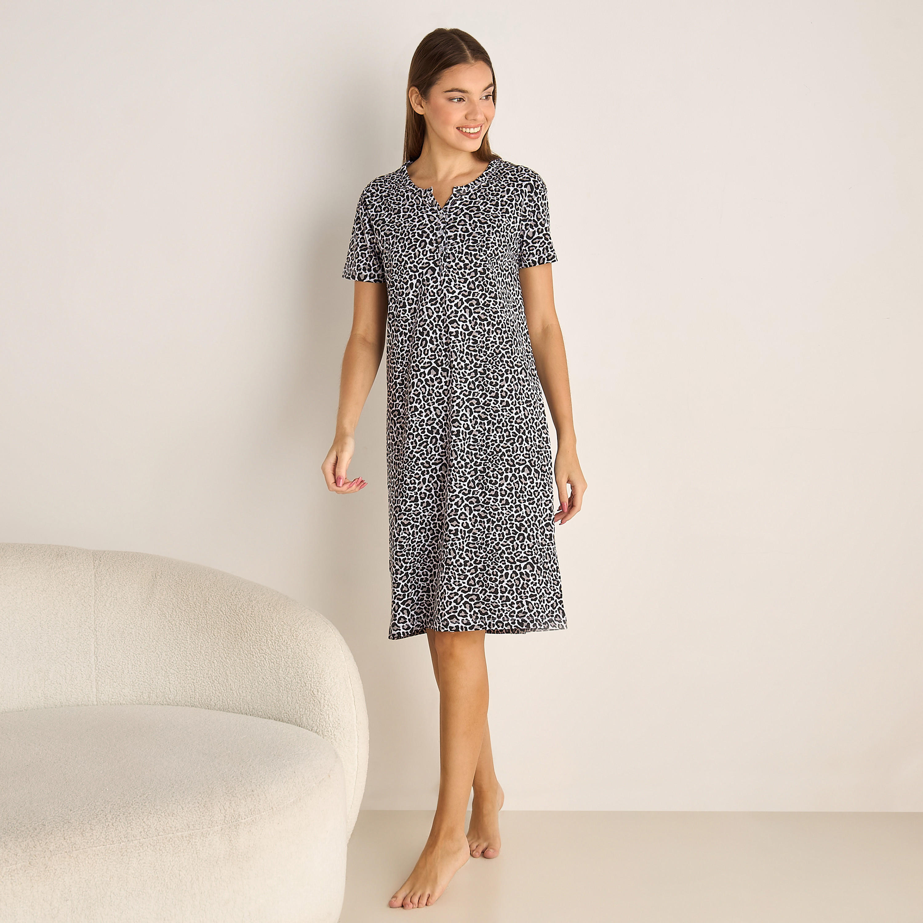 فستان نوم قطن طول الركبة بأكمام قصيرة وطبعات-women-clothing-nightwear-nighties-image-2