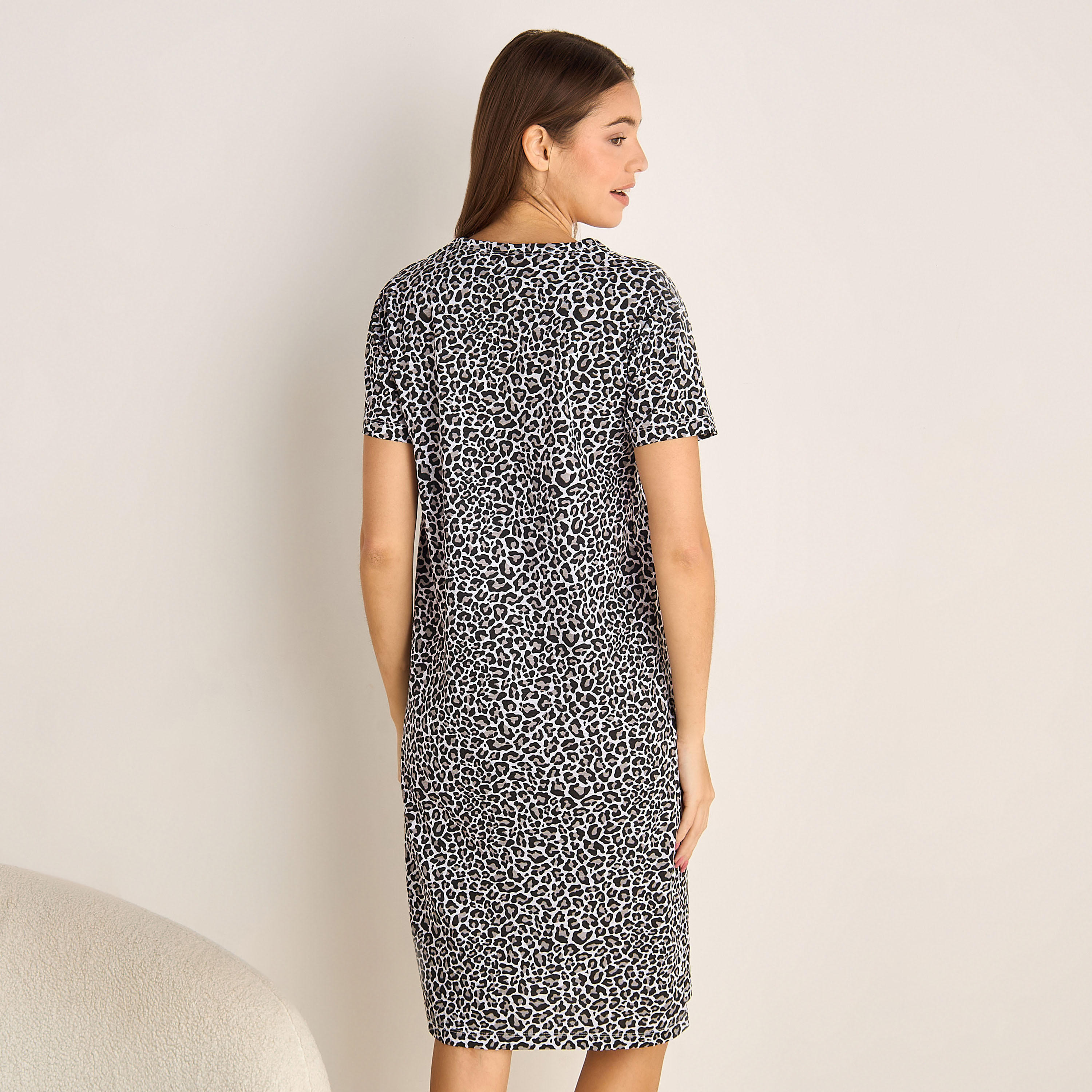 فستان نوم قطن طول الركبة بأكمام قصيرة وطبعات-women-clothing-nightwear-nighties-image-3