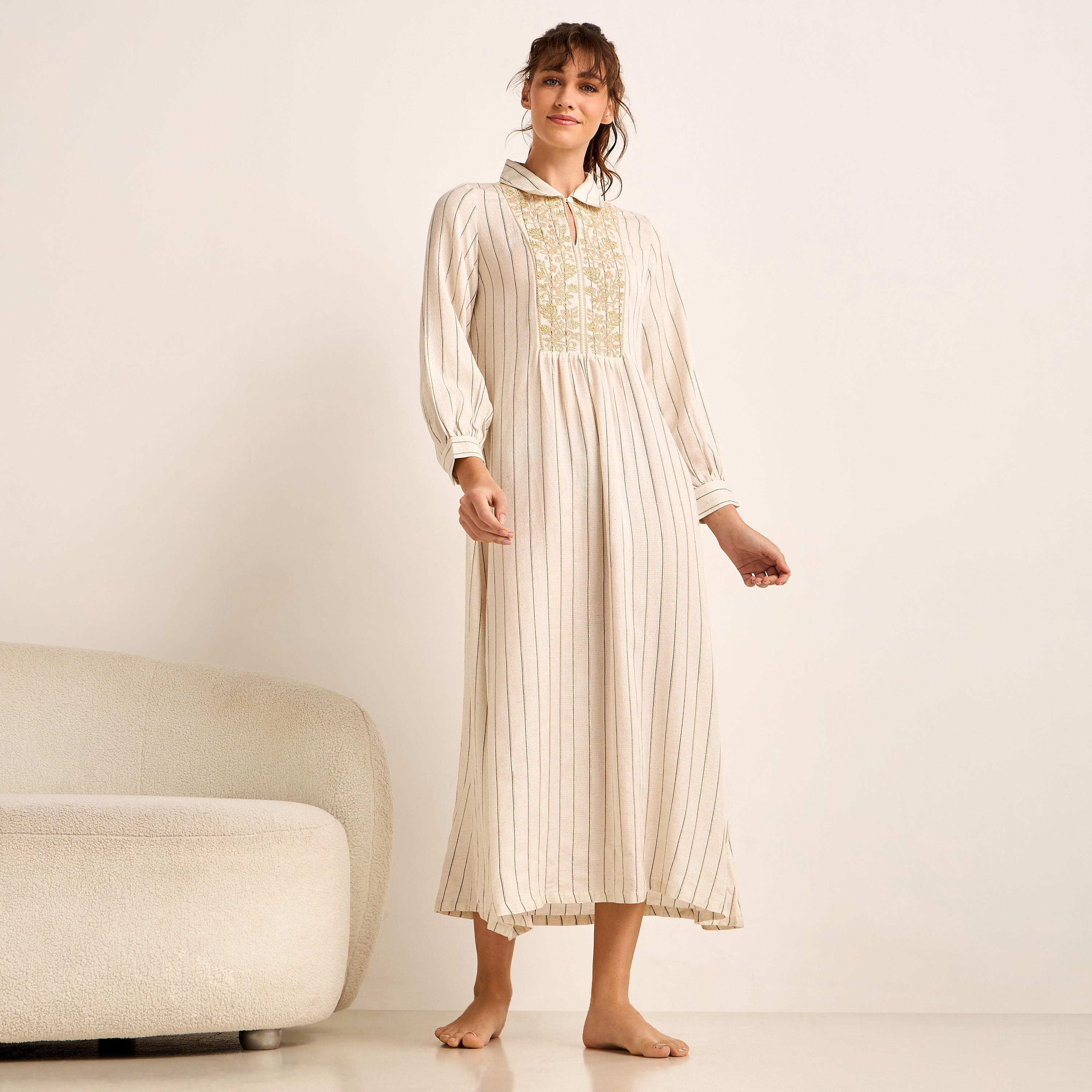 فستان نوم ميدي بأكمام طويلة بخطوط لوريكس من مزيج الكتان-women-clothing-nightwear-nighties-image-1