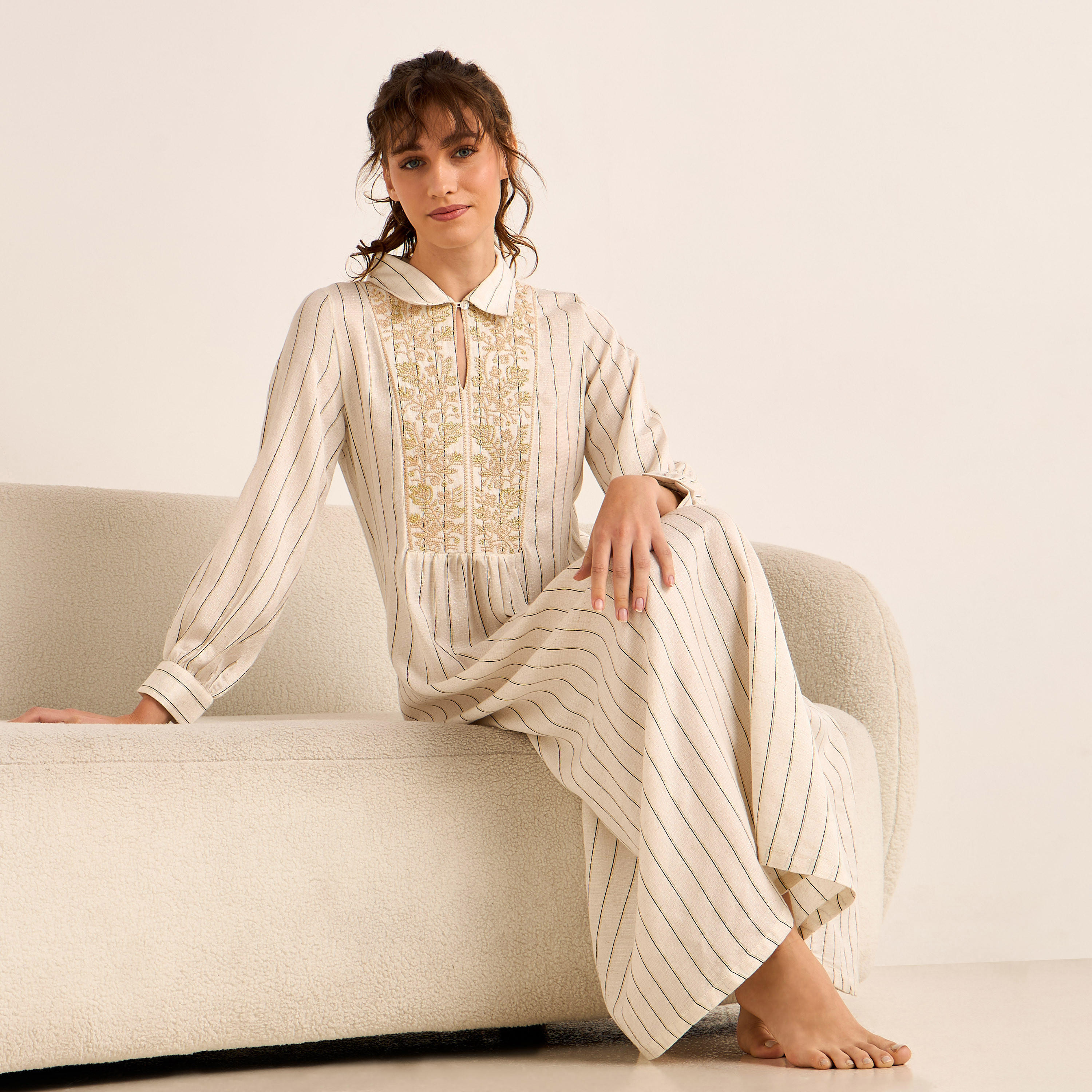 فستان نوم ميدي بأكمام طويلة بخطوط لوريكس من مزيج الكتان-women-clothing-nightwear-nighties-image-2