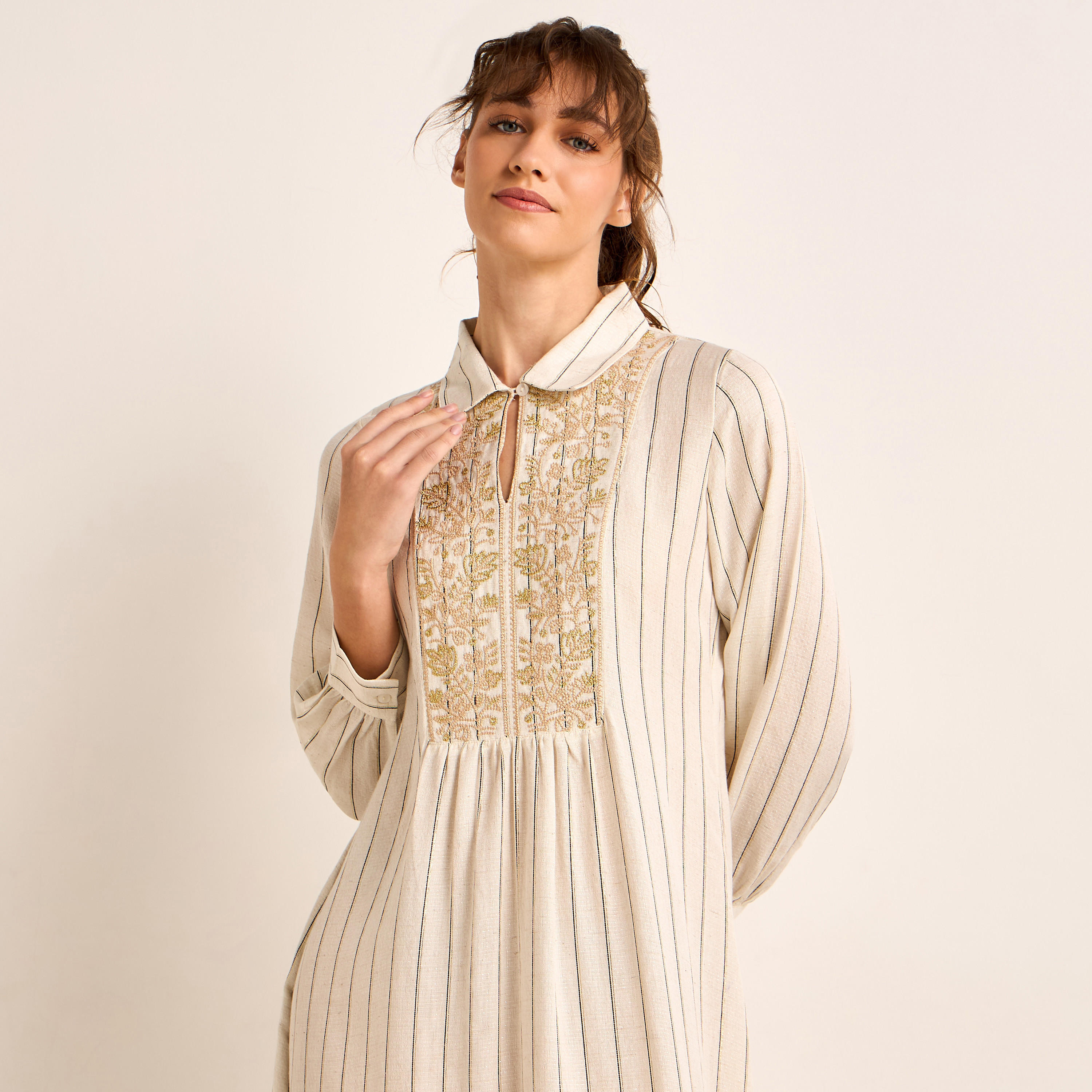 فستان نوم ميدي بأكمام طويلة بخطوط لوريكس من مزيج الكتان-women-clothing-nightwear-nighties-image-3