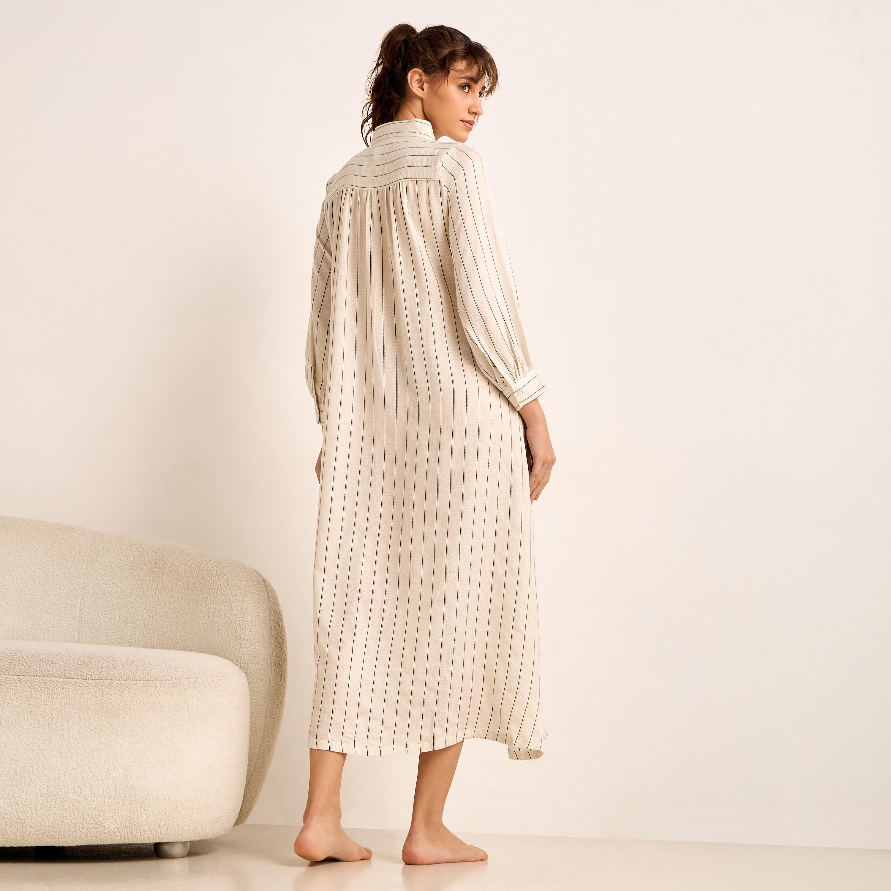 فستان نوم ميدي بأكمام طويلة بخطوط لوريكس من مزيج الكتان-women-clothing-nightwear-nighties-image-5