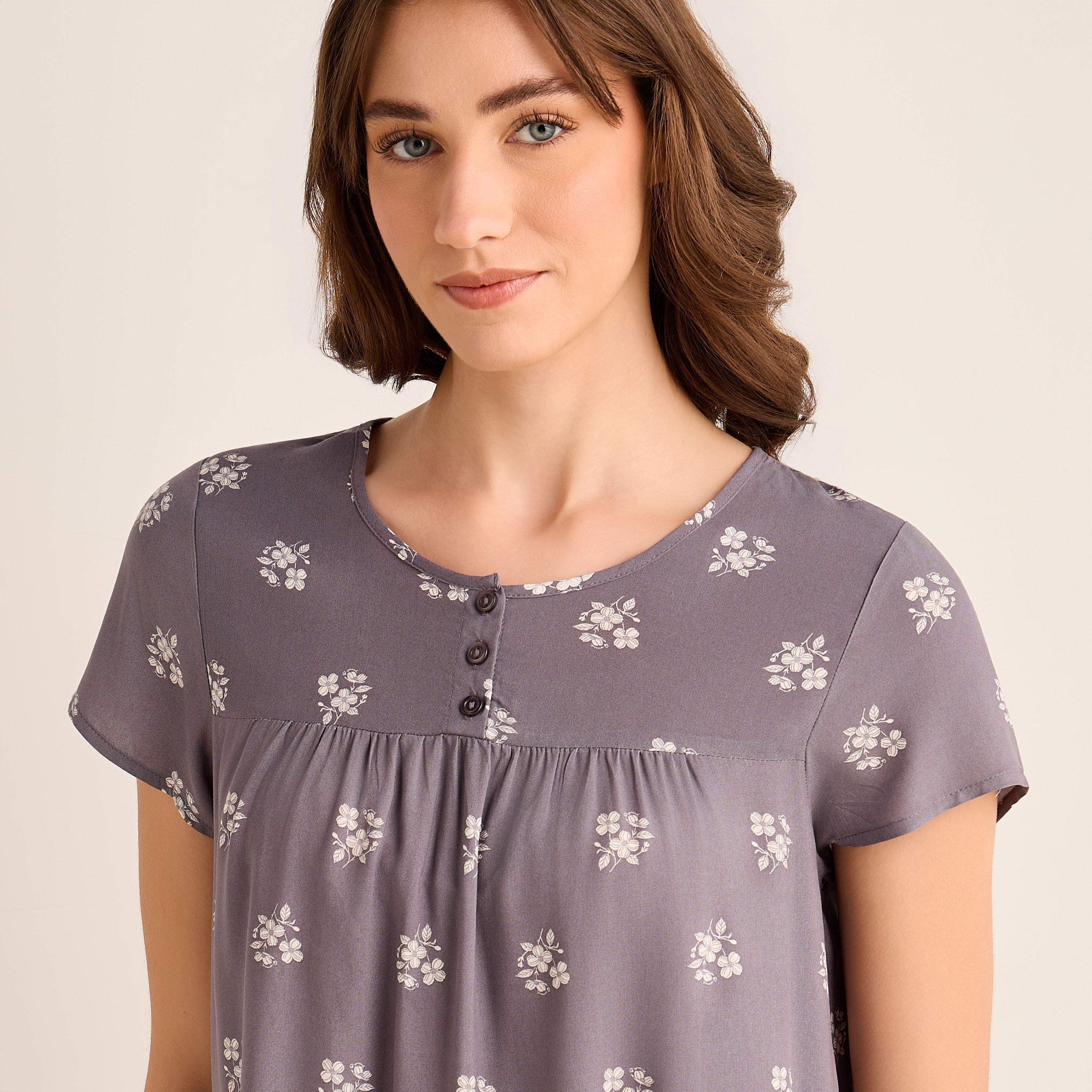 فستان نوم ميدي فيسكوز بأكمام قصيرة وطبعات زهرية-women-clothing-nightwear-nighties-image-5