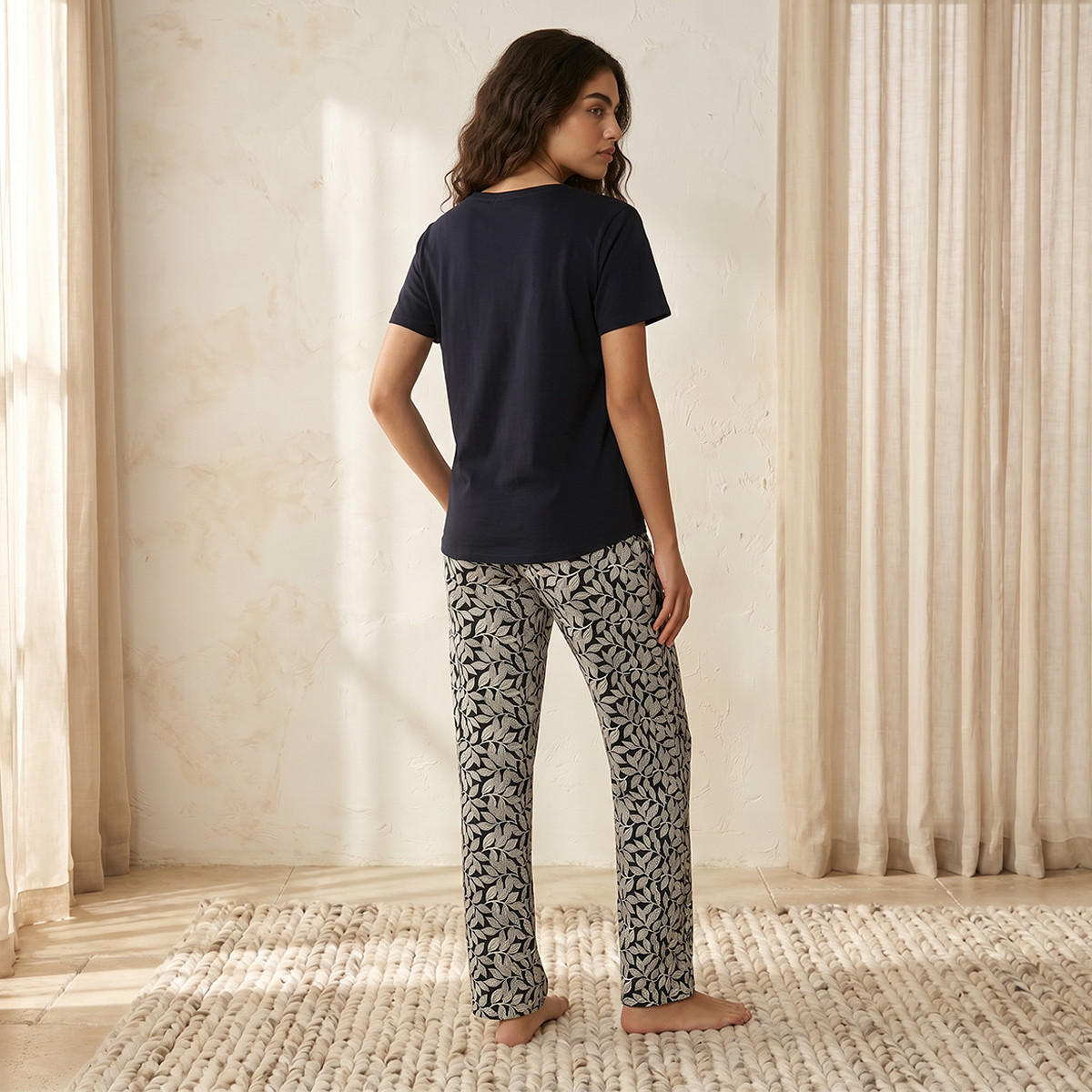 طقم تيشيرت وبنطلون بيجاما فيسكوز بطبعات-women-clothing-nightwear-pyjamas-longsets-image-4