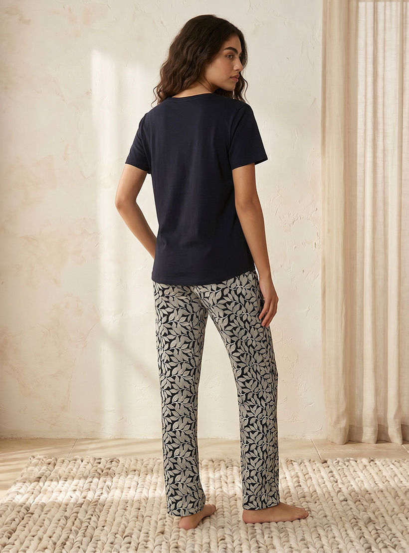 طقم تيشيرت وبنطلون بيجاما فيسكوز بطبعات-women-clothing-nightwear-pyjamas-longsets-image-4